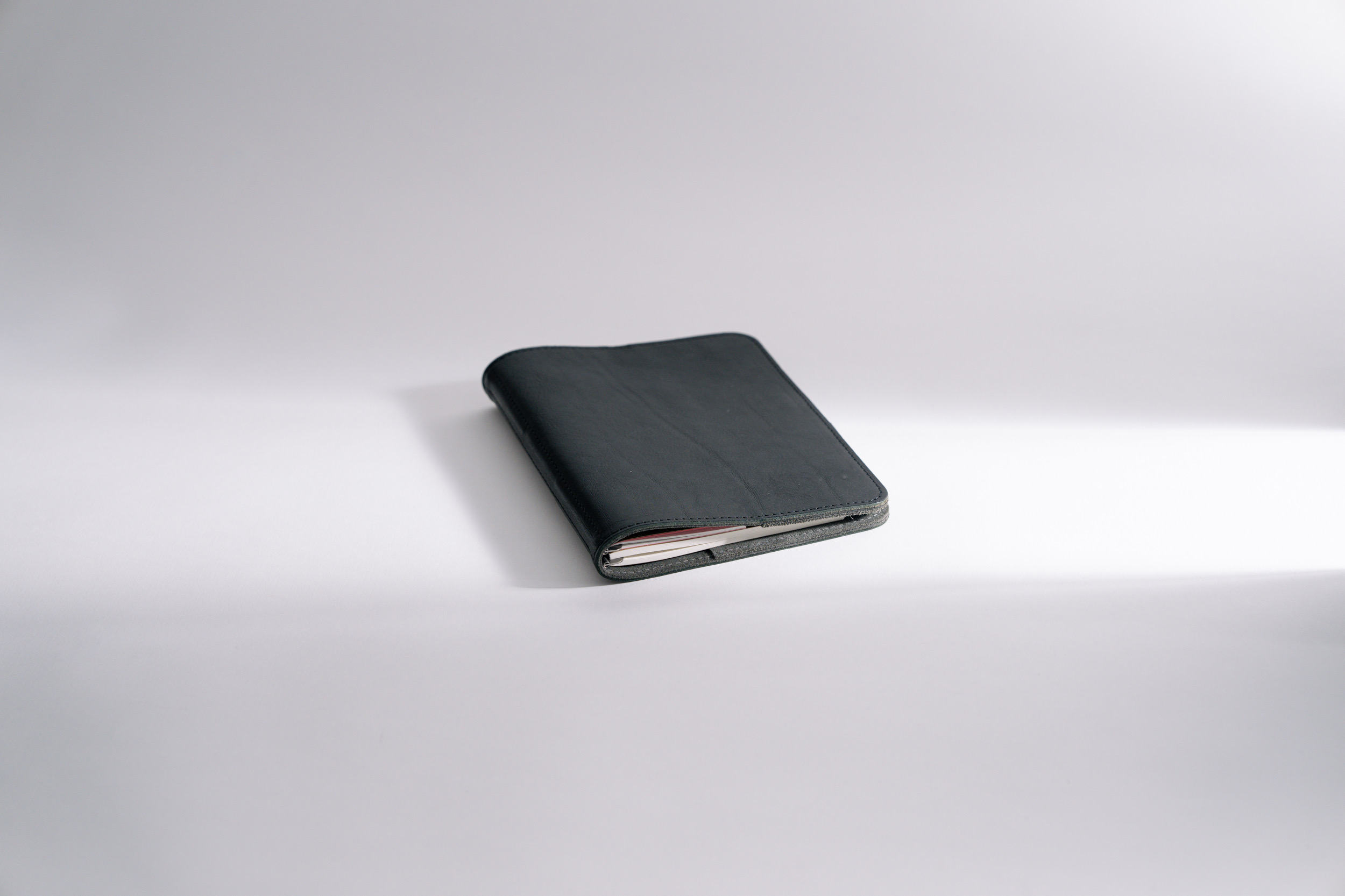 Roterfaden Taschenbegleiter WK_12 – Schlanker Organiser aus chromfreiem Glattleder in schwarz und dunklem braun.