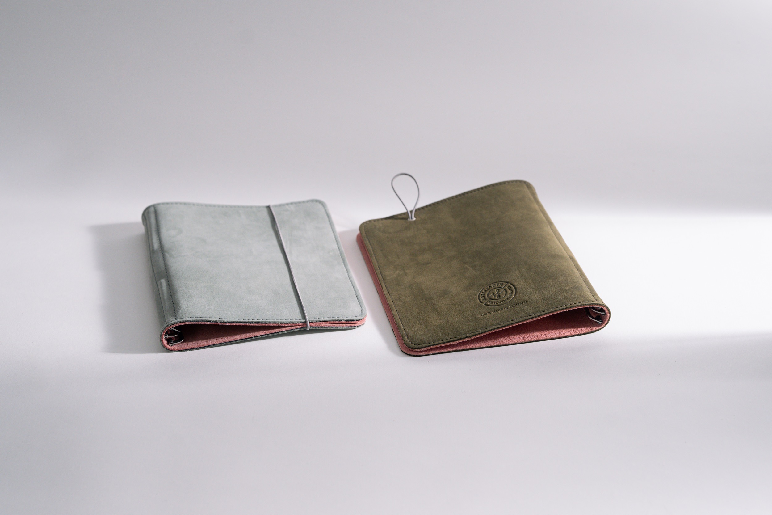 Roterfaden Taschenbegleiter SO_23 Organiser - nachhaltiges Leder, umweltfreundlich mit BLAUER ENGEL Siegel in A5 und B6 - mit Verschlussgummi.