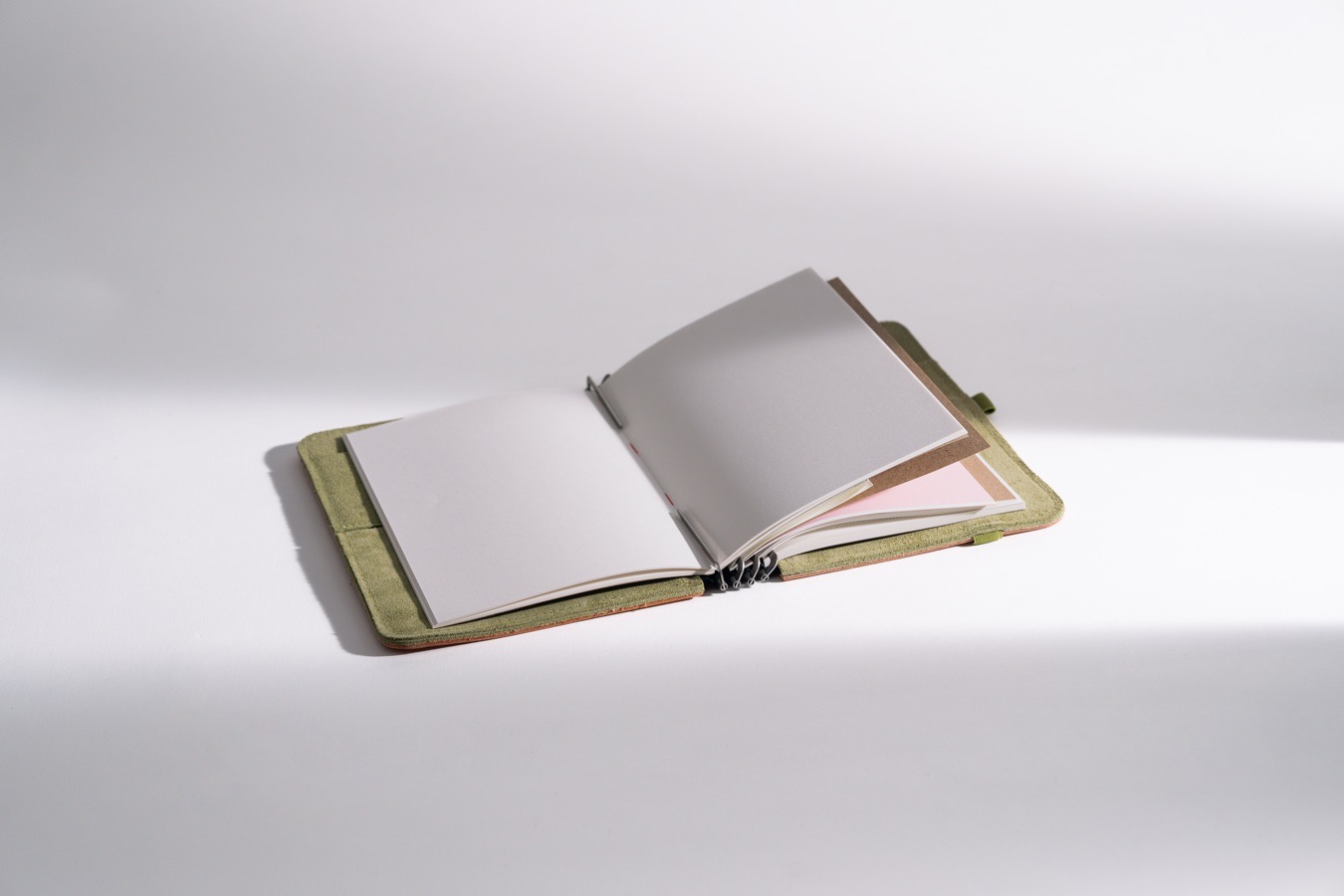 Fadengeheftetes Notizbuch mit festem Recyclingkarton-Einband, erhältlich in verschiedenen Größen, Punktraster und Blanko. Naturweißes Papier.