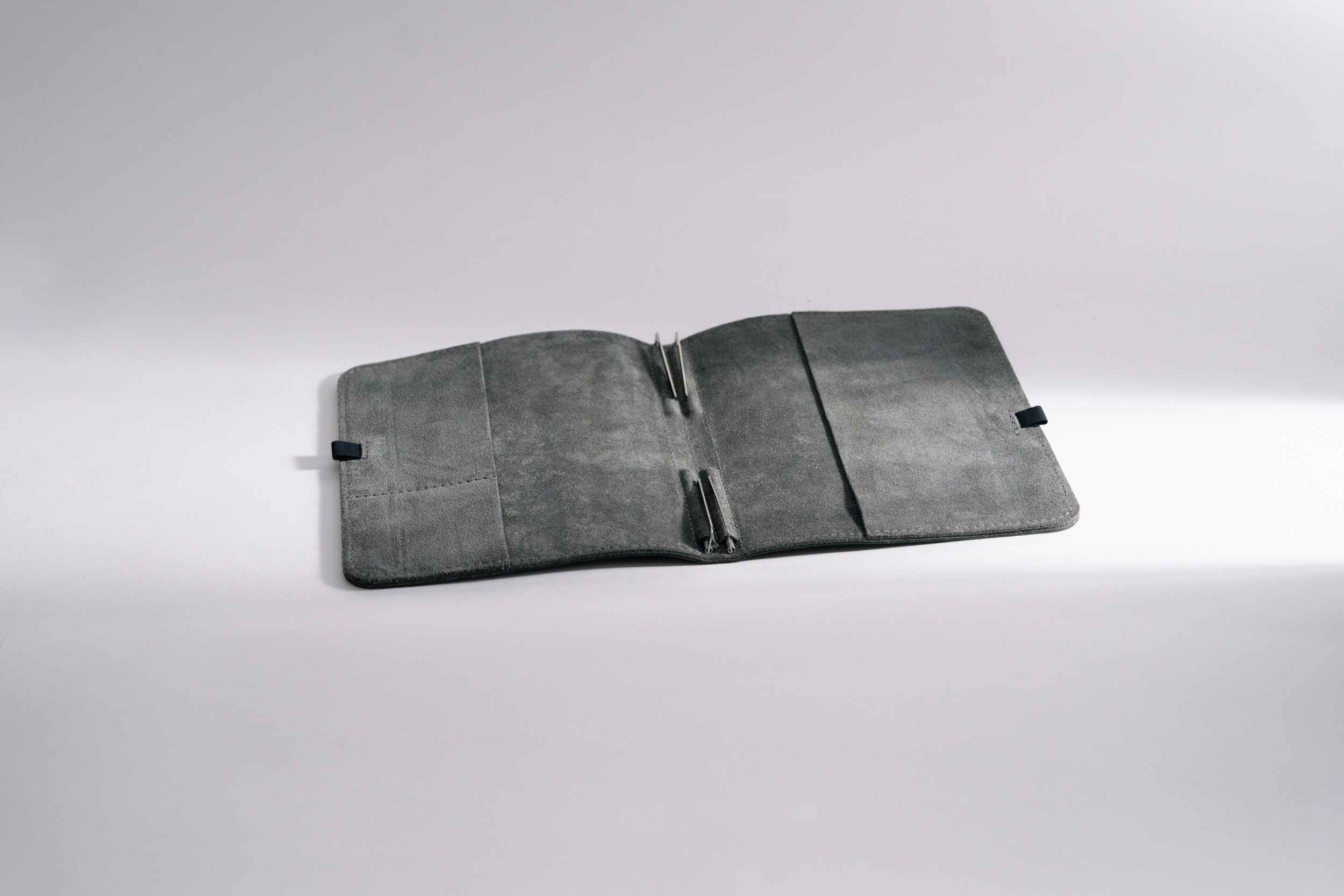 Roterfaden Taschenbegleiter WK_12 – Schlanker Organiser aus chromfreiem Glattleder in schwarz und dunklem braun.