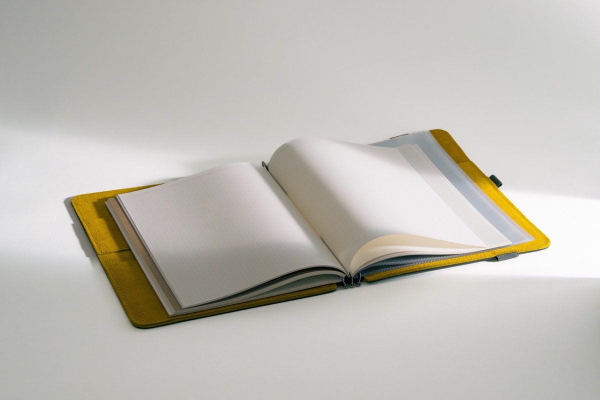 Fadengeheftetes Notizbuch mit festem Recyclingkarton-Einband, erhältlich in verschiedenen Größen, Punktraster und Blanko. Naturweißes Papier.