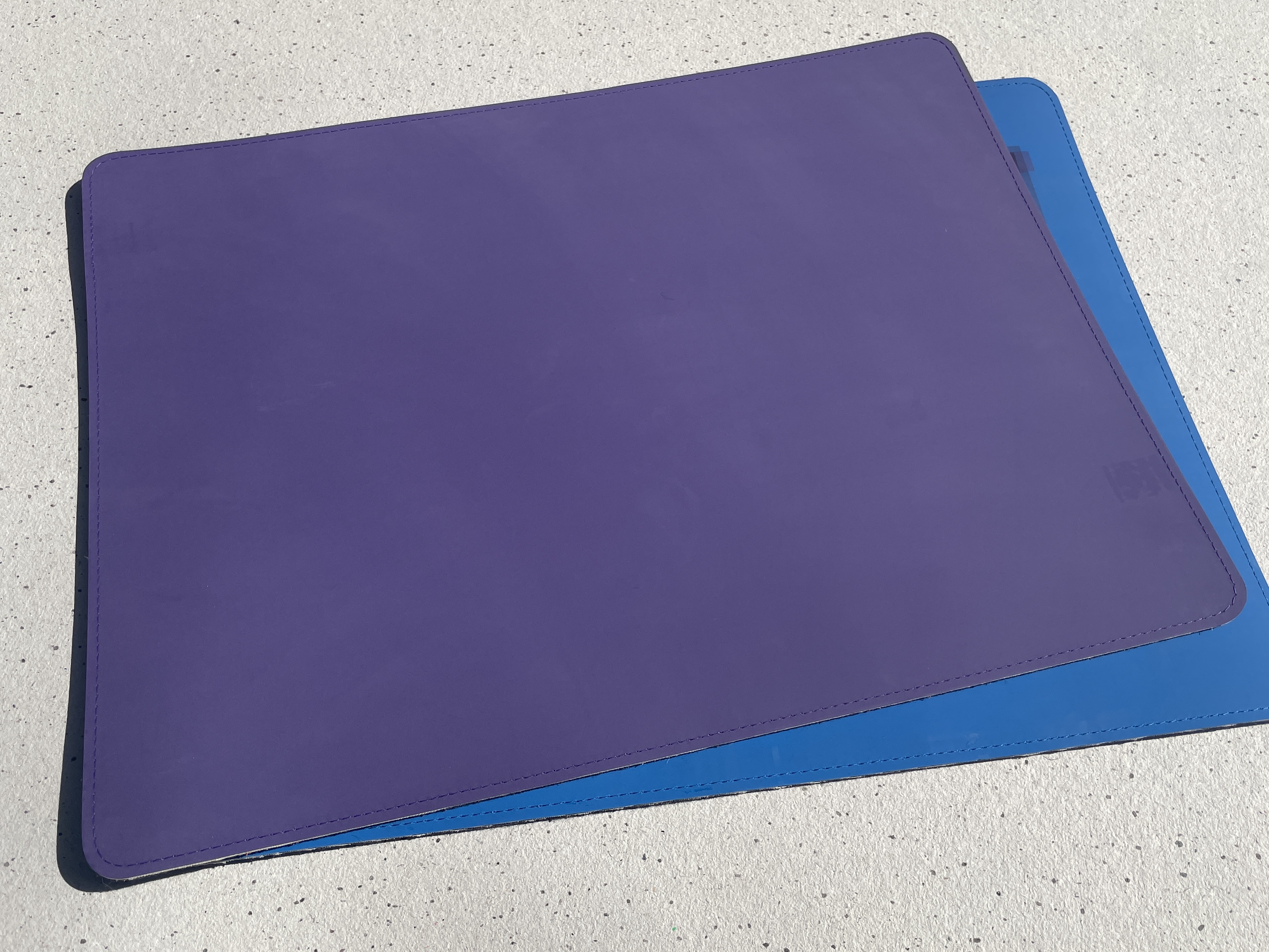 Angenehme Schreibunterlage aus neuem oder gebrauchtem Drucktuch, einem Recyclingmaterial aus Baumwolle und Kautschuk. Rückseite aus dunkelgrauem, pflanzlichem Filz. 