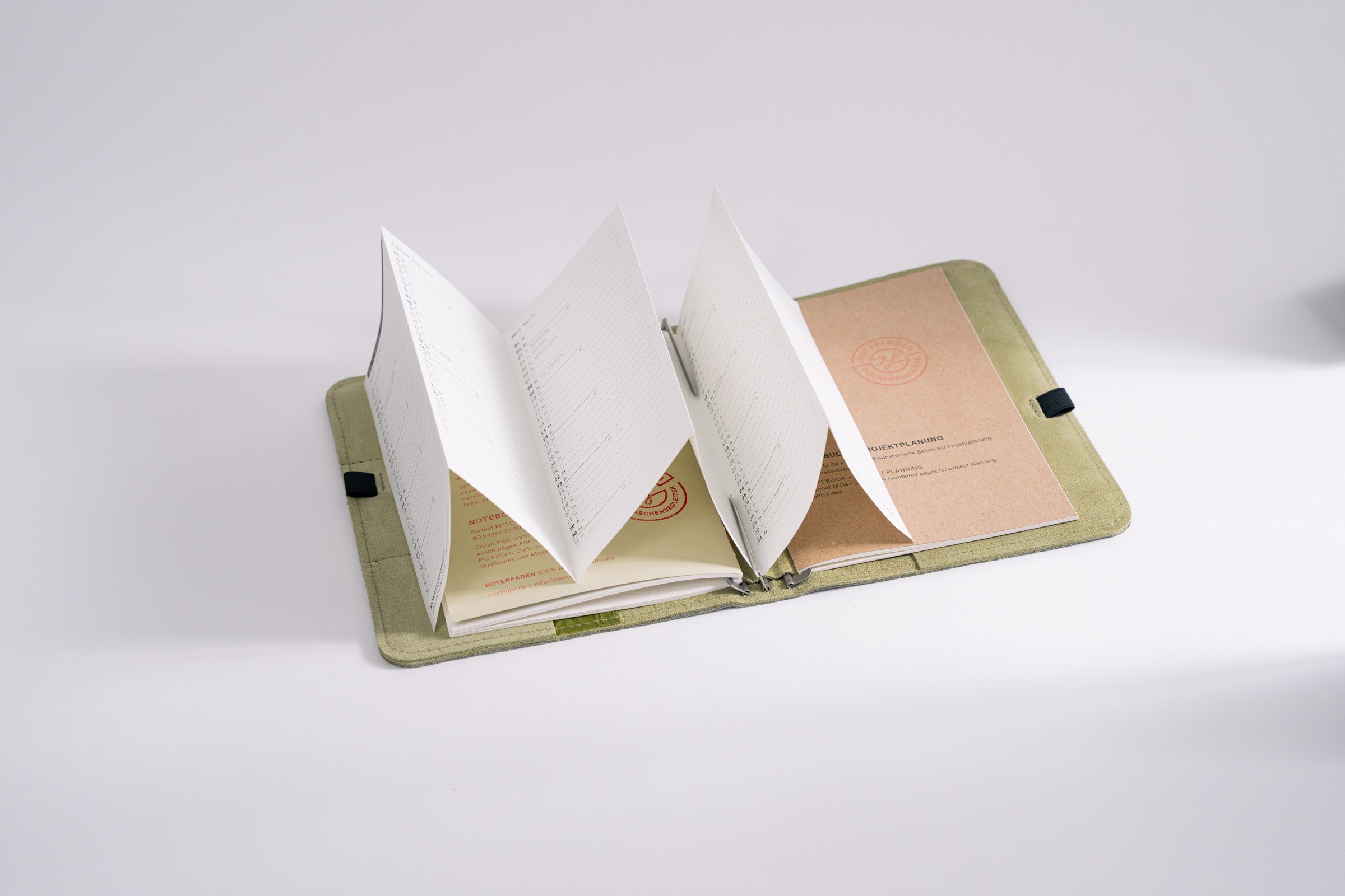 Taschenbegleiter ST_17 mit pflanzlich gegerbtem grauem Antikleder und chromfrei gegerbtem Veloursleder innen mit austauschbarem Verschlussgummi. 