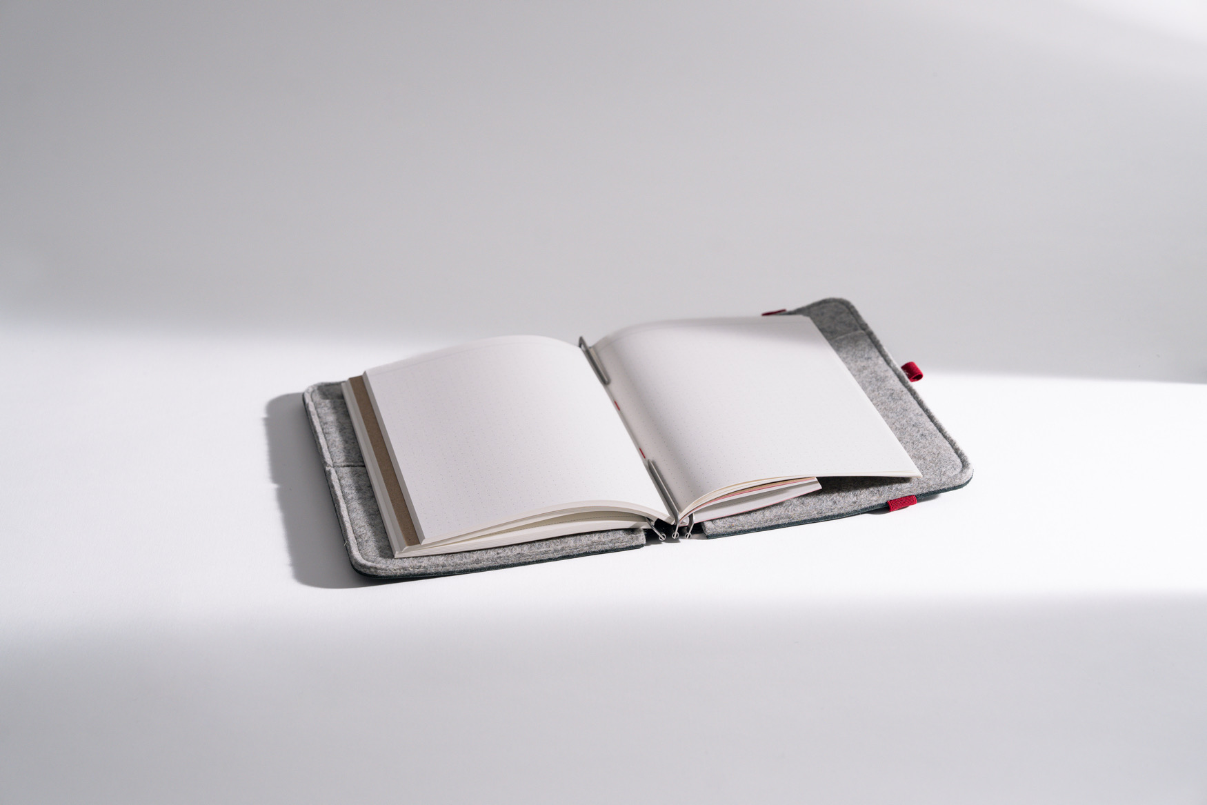 ROTERFADEN Taschenbegleiter LTD_022 in M-Format aus nachhaltigem Rindleder und Merinowollfilz. Vielseitig mit 3 Klammerpaaren für Hefte und Tablets.