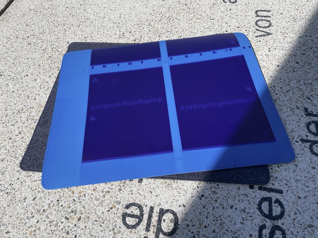 Angenehme Schreibunterlage aus neuem oder gebrauchtem Drucktuch, einem Recyclingmaterial aus Baumwolle und Kautschuk. Rückseite aus dunkelgrauem, pflanzlichem Filz. Maße: 52 x 40 cm.