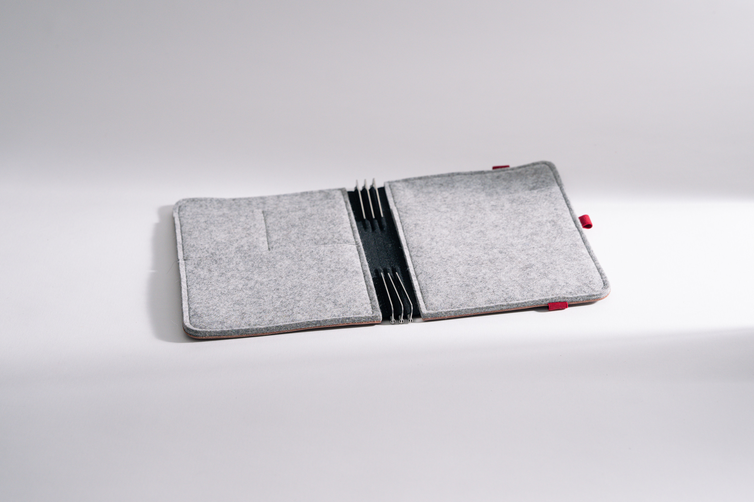 Roterfaden Taschenbegleiter BS_20 mit chromfreiem Glattleder, Merino Wollfilz und vielseitigen Innentaschen für perfekte Organisation.