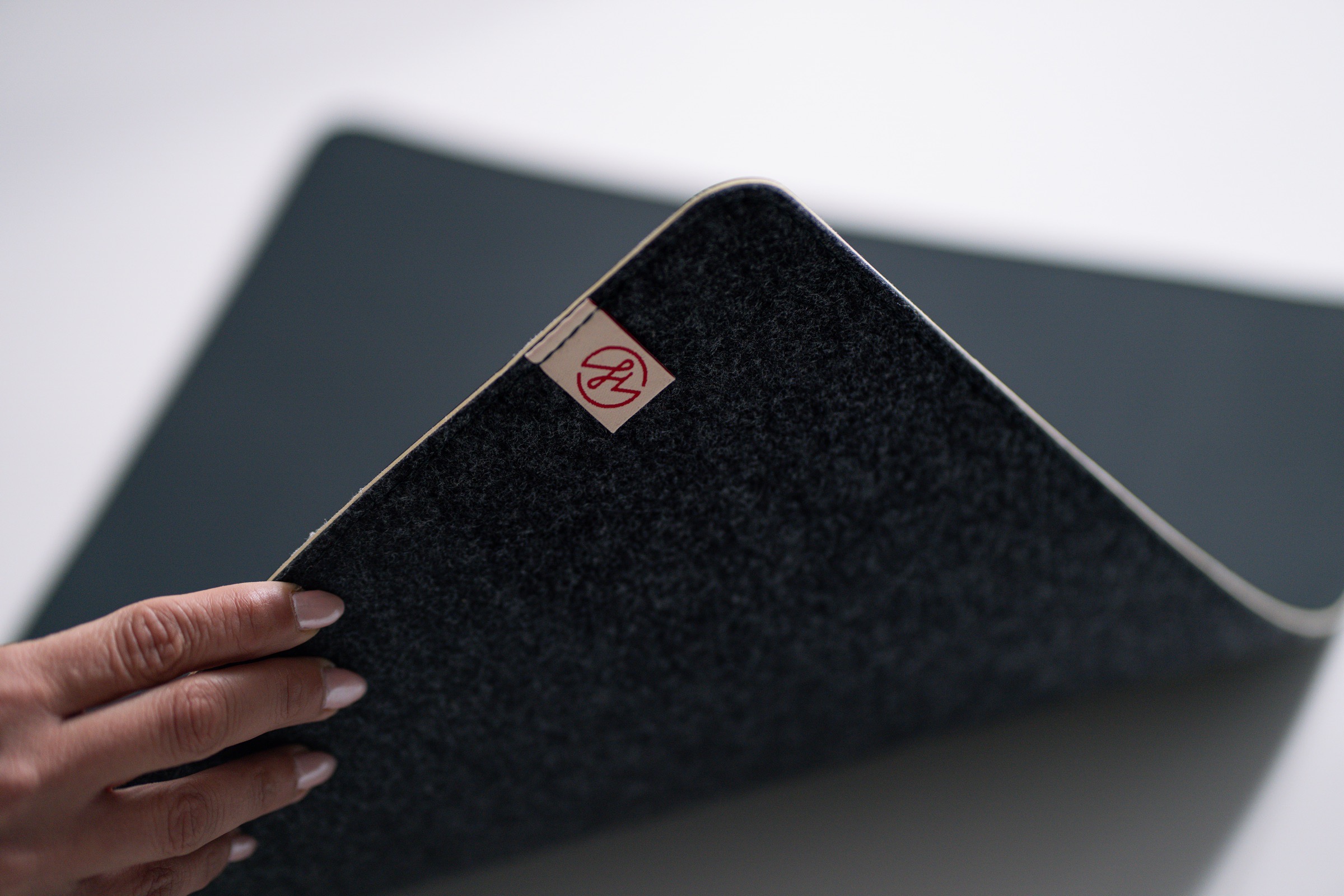 Angenehme Schreibunterlage aus neuem oder gebrauchtem Drucktuch, einem Recyclingmaterial aus Baumwolle und Kautschuk. Rückseite aus dunkelgrauem, pflanzlichem Filz. 