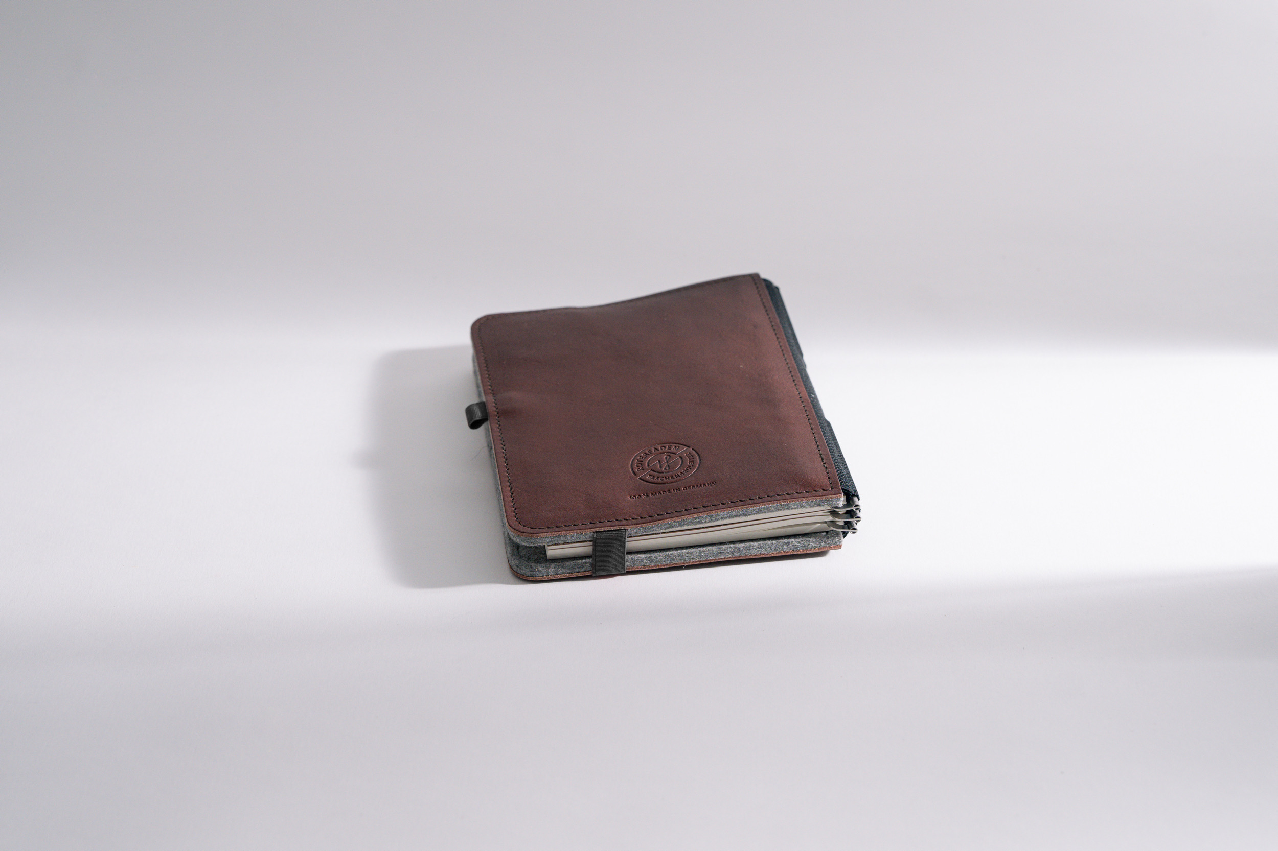 Roterfaden Taschenbegleiter BS_20 mit chromfreiem Glattleder, Merino Wollfilz und vielseitigen Innentaschen für perfekte Organisation.