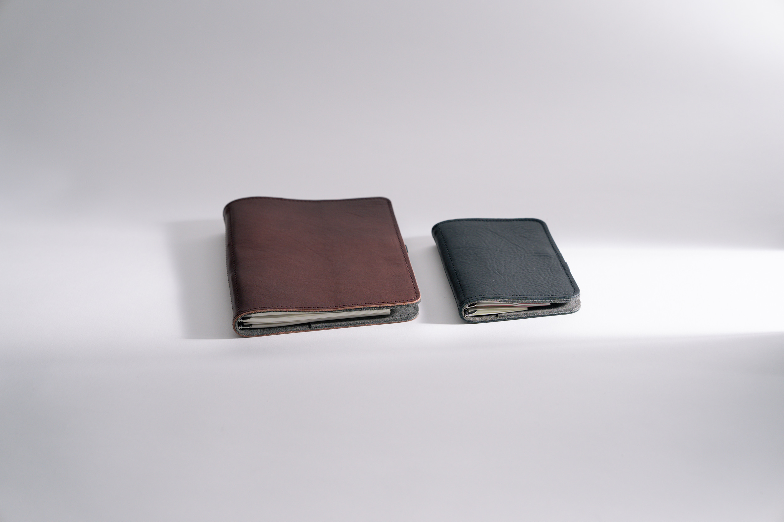 Roterfaden Taschenbegleiter WK_12 – Schlanker Organiser aus chromfreiem Glattleder in schwarz und dunklem braun.