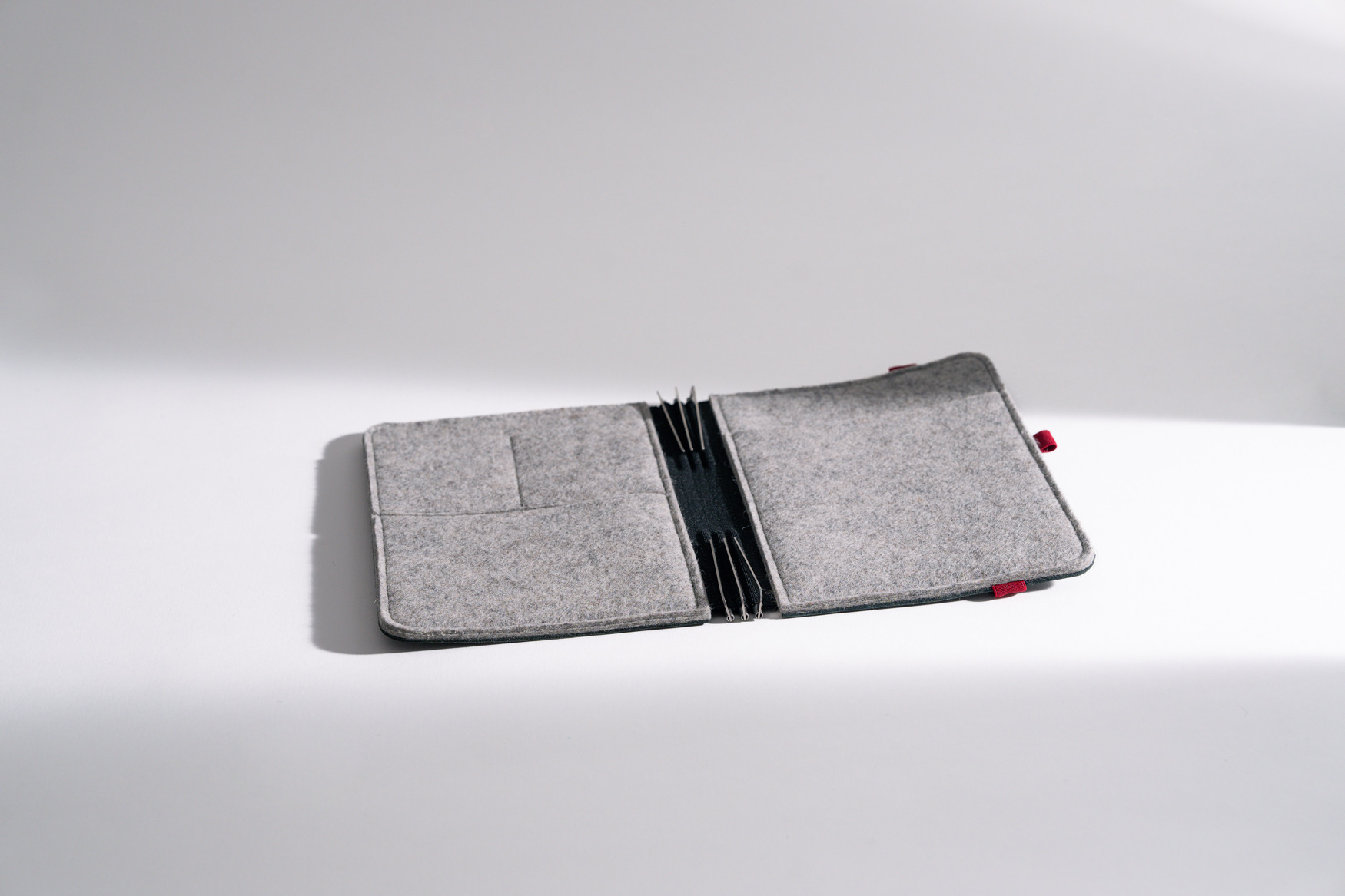 ROTERFADEN Taschenbegleiter LTD_022 in M-Format aus nachhaltigem Rindleder und Merinowollfilz. Vielseitig mit 3 Klammerpaaren für Hefte und Tablets.