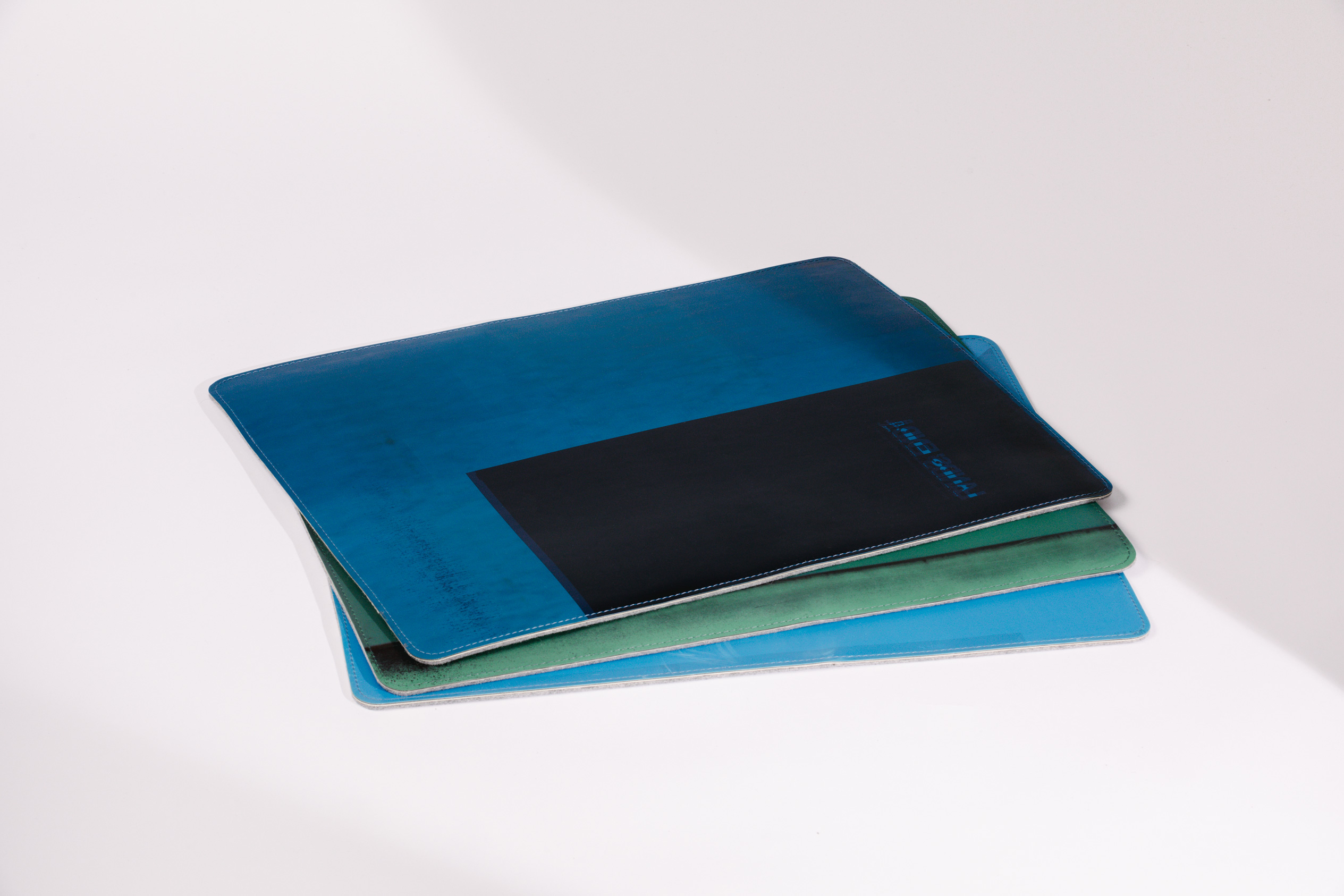 Angenehme Schreibunterlage aus neuem oder gebrauchtem Drucktuch, einem Recyclingmaterial aus Baumwolle und Kautschuk. Rückseite aus dunkelgrauem, pflanzlichem Filz. 