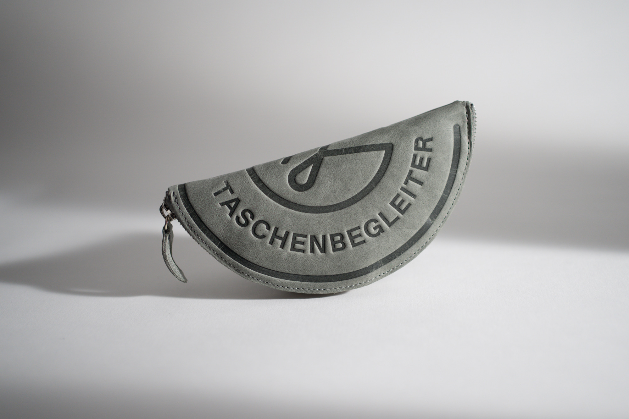 TACO Mäppchen: Rundum-Reißverschluss ermöglicht eine kreisförmige Öffnung. Pflanzlich gegerbtes Leder mit Logo-Prägung.