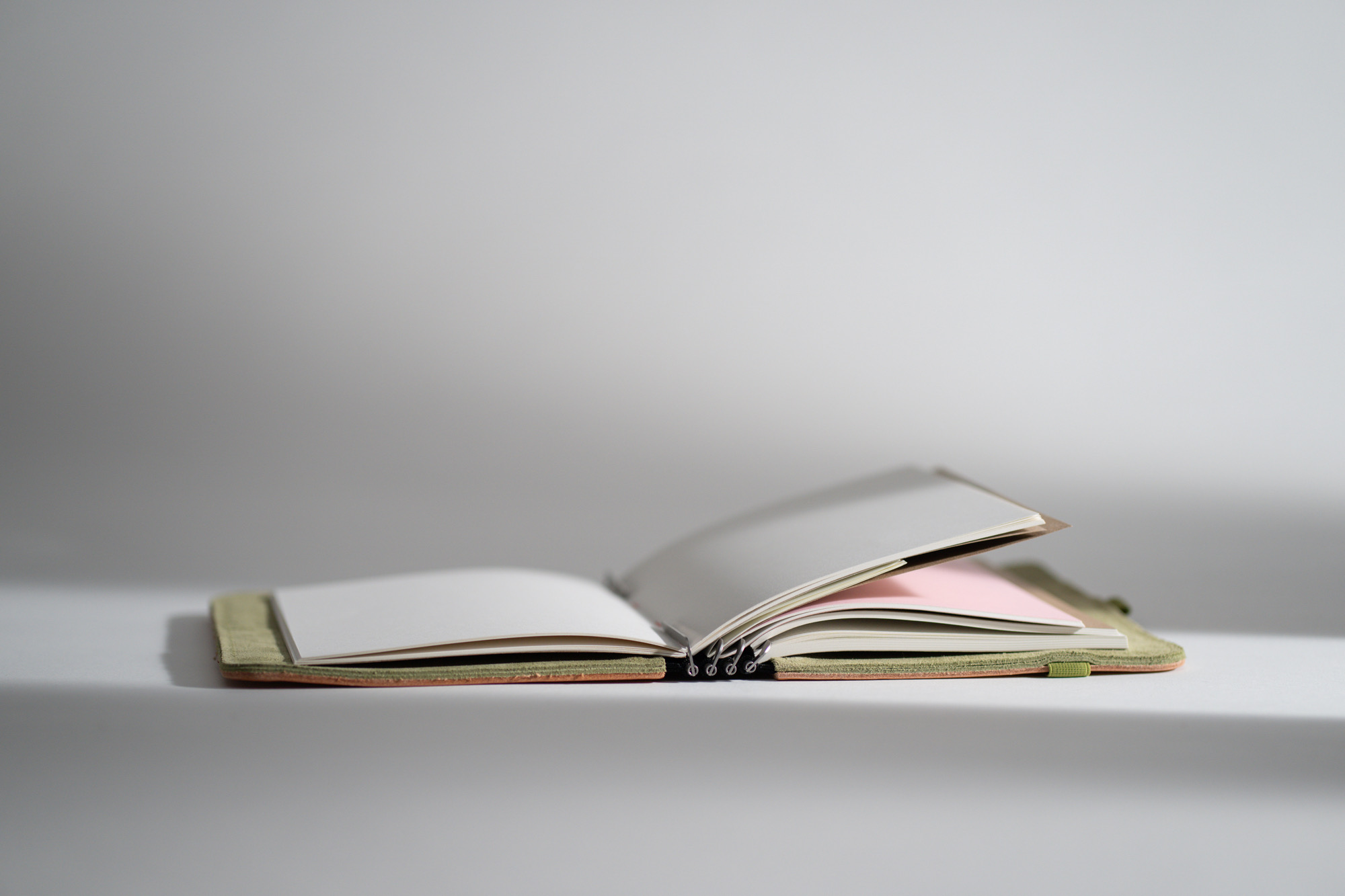 Klassischer Taschenbegleiter aus starkem vegetabilem Rindleder, mit chromfreiem Veloursleder innen. Elastisches Verschlussband und Stiftschlaufe inklusive. Genügend Innentaschen für Visitenkarten, Smartphone oder Tablet. In Größe M (A5) erhältlich.