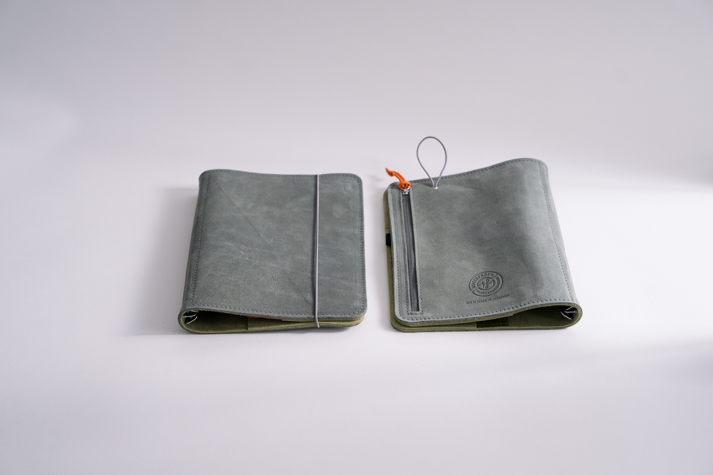 Taschenbegleiter ST_17 mit pflanzlich gegerbtem grauem Antikleder und chromfrei gegerbtem Veloursleder innen mit austauschbarem Verschlussgummi. 