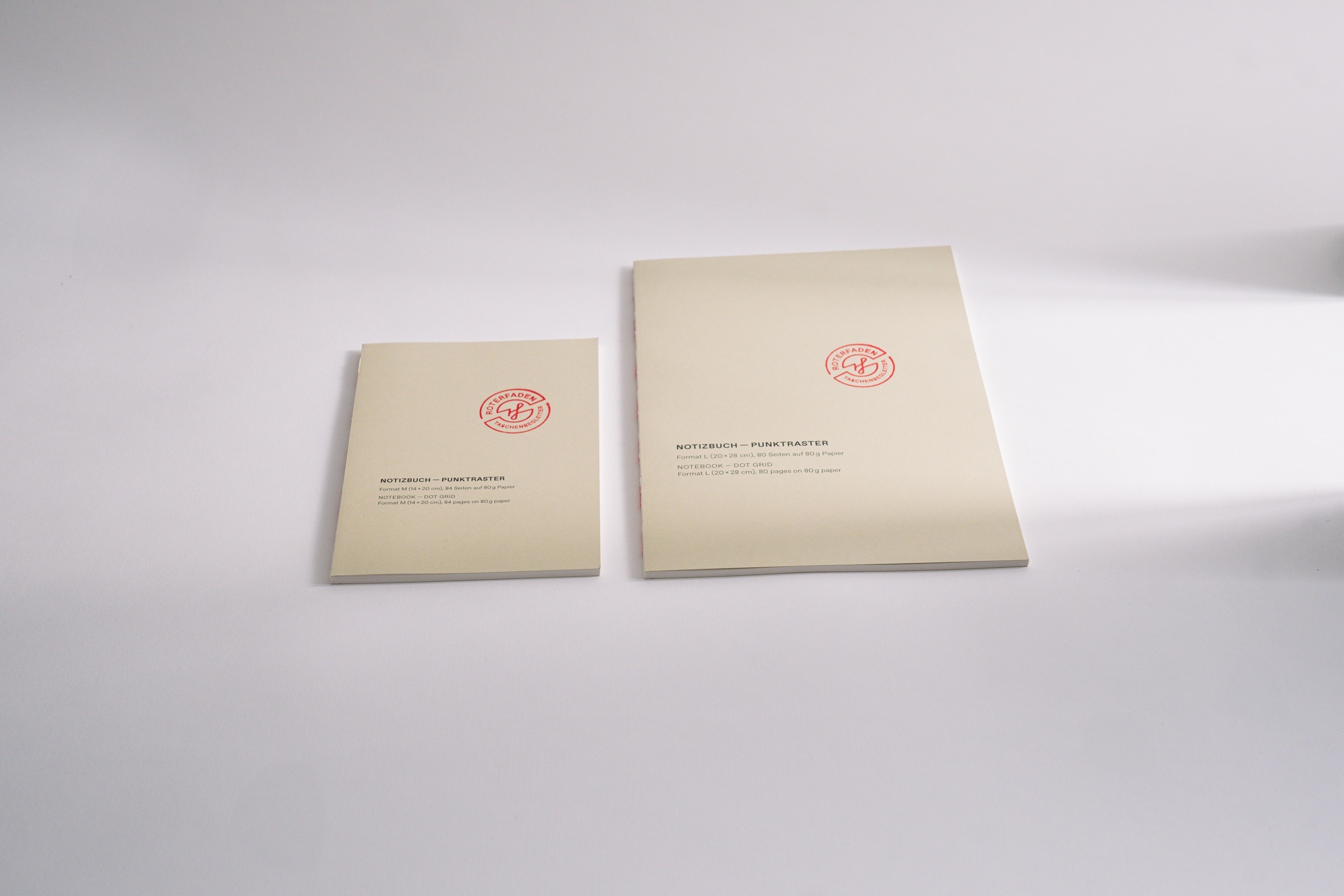 Fadengeheftetes Notizbuch mit festem Recyclingkarton-Einband, erhältlich in verschiedenen Größen, Punktraster und Blanko. Naturweißes Papier.