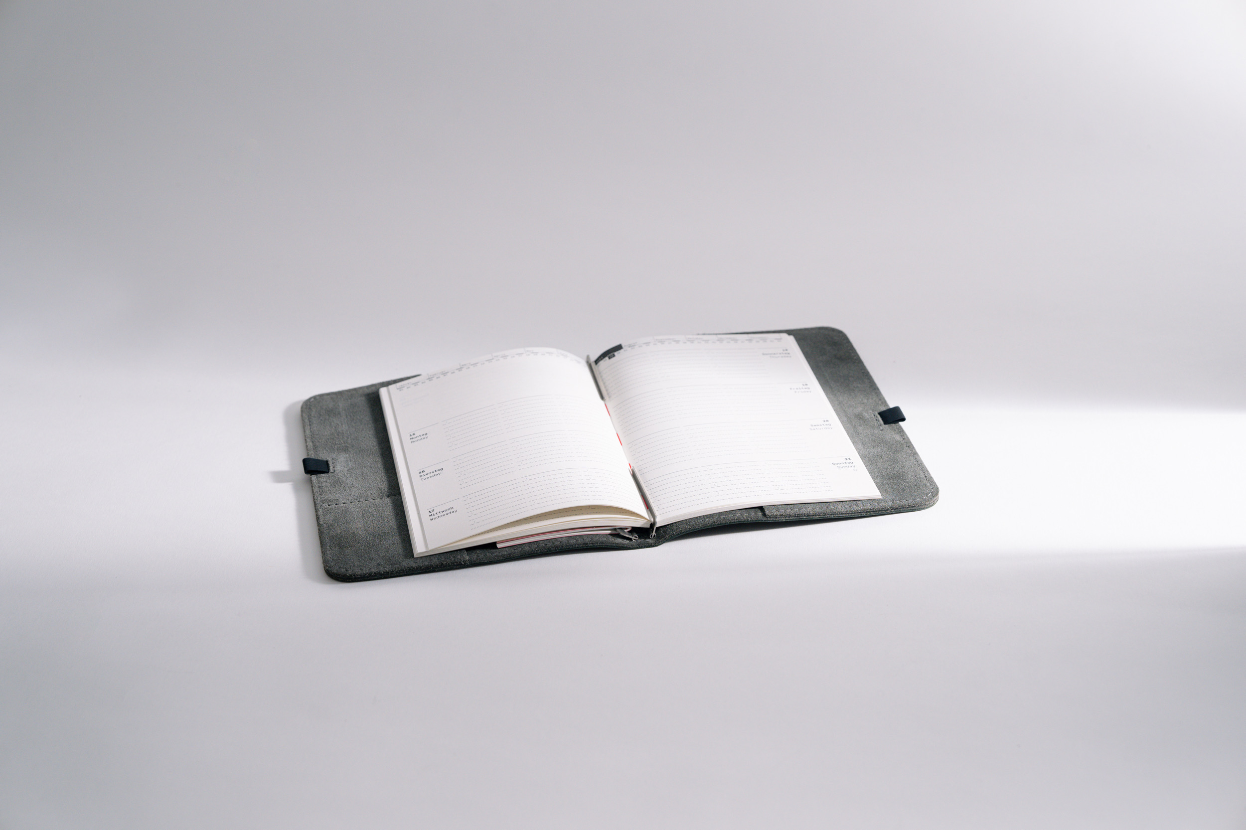 Roterfaden Taschenbegleiter WK_12 – Schlanker Organiser aus chromfreiem Glattleder in schwarz und dunklem braun.