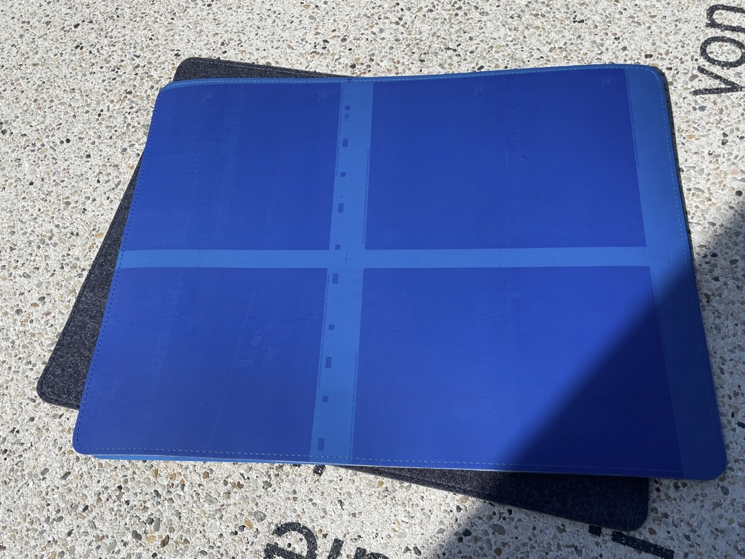 Angenehme Schreibunterlage aus neuem oder gebrauchtem Drucktuch, einem Recyclingmaterial aus Baumwolle und Kautschuk. Rückseite aus dunkelgrauem, pflanzlichem Filz. 