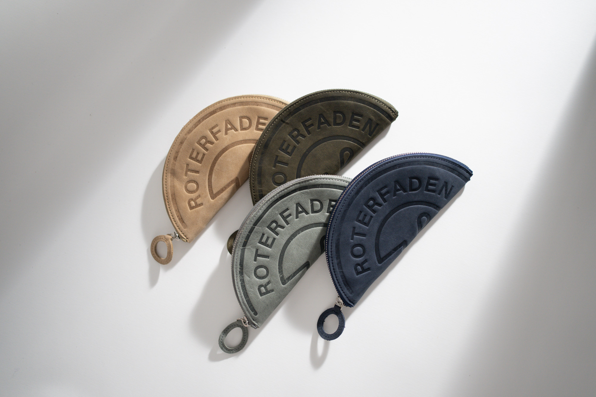 TACO Mäppchen: Rundum-Reißverschluss ermöglicht eine kreisförmige Öffnung. Pflanzlich gegerbtes Leder mit Logo-Prägung.