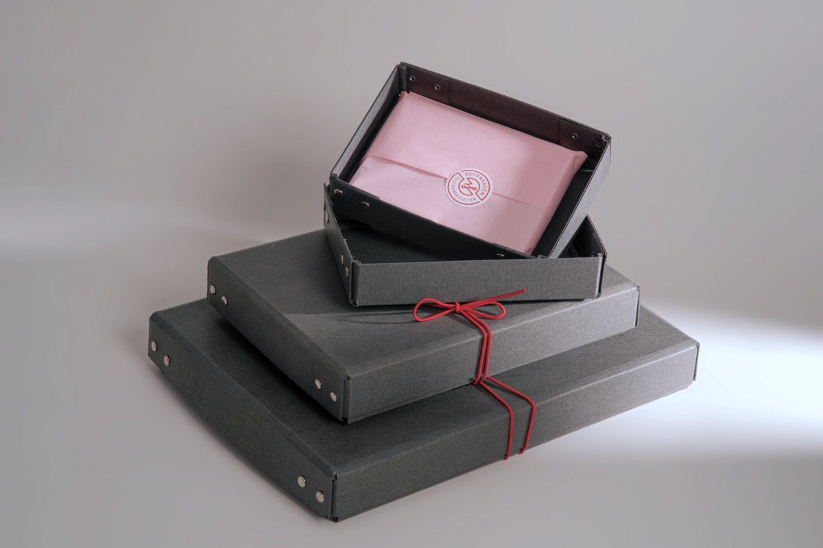 Durable Gift Packaging: Black archival box with high-quality elastic band. Perfect for ROTERFADEN notebooks, photos, receipts, and more.
