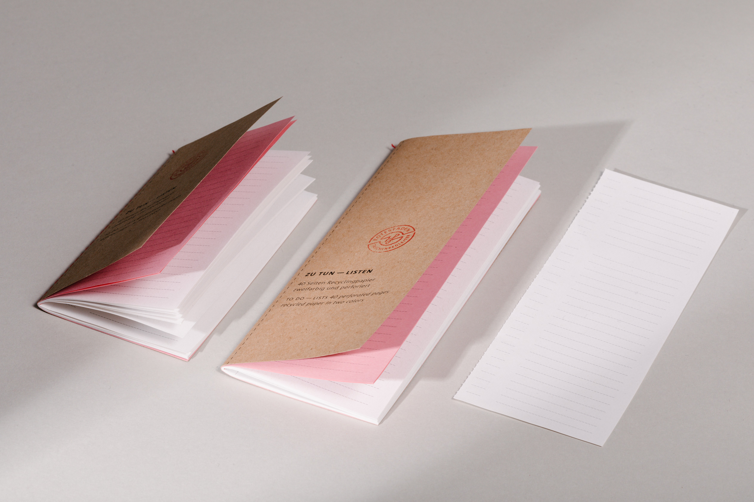 Linierte Listen aus Recyclingpapier mit Perforation an der langen Seite. Geheftet mit rotem Faden, Seiten in naturweiß und rosé. Vielseitig als Heft oder Einzelblatt im Kalender nutzbar.