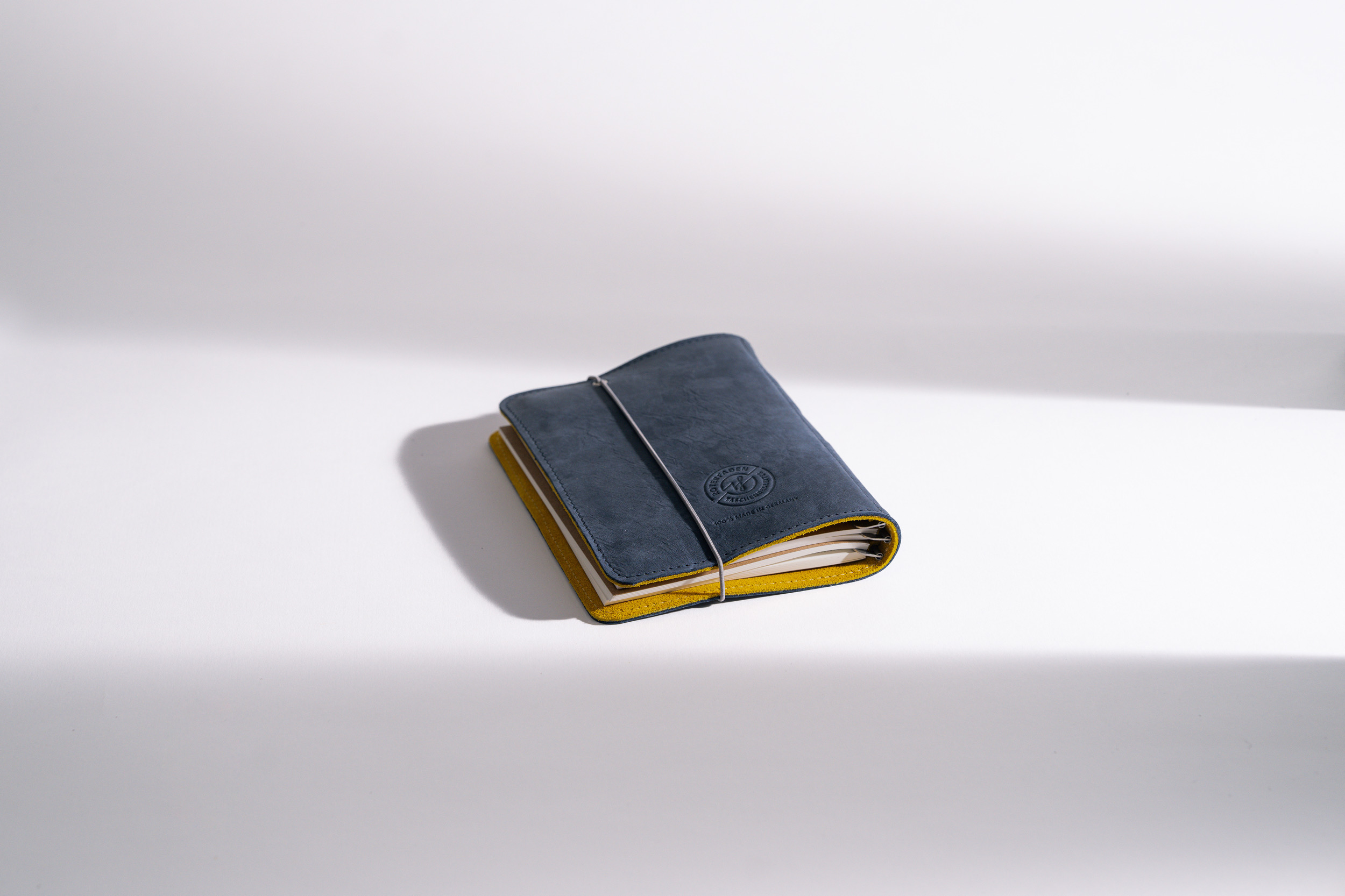 ROTERFADEN Taschenbegleiter SO_22 – Vielseitiges Design für B6 und M Formate mit »Blauer Engel« zertifiziertem Leder und Verschlussgummi.