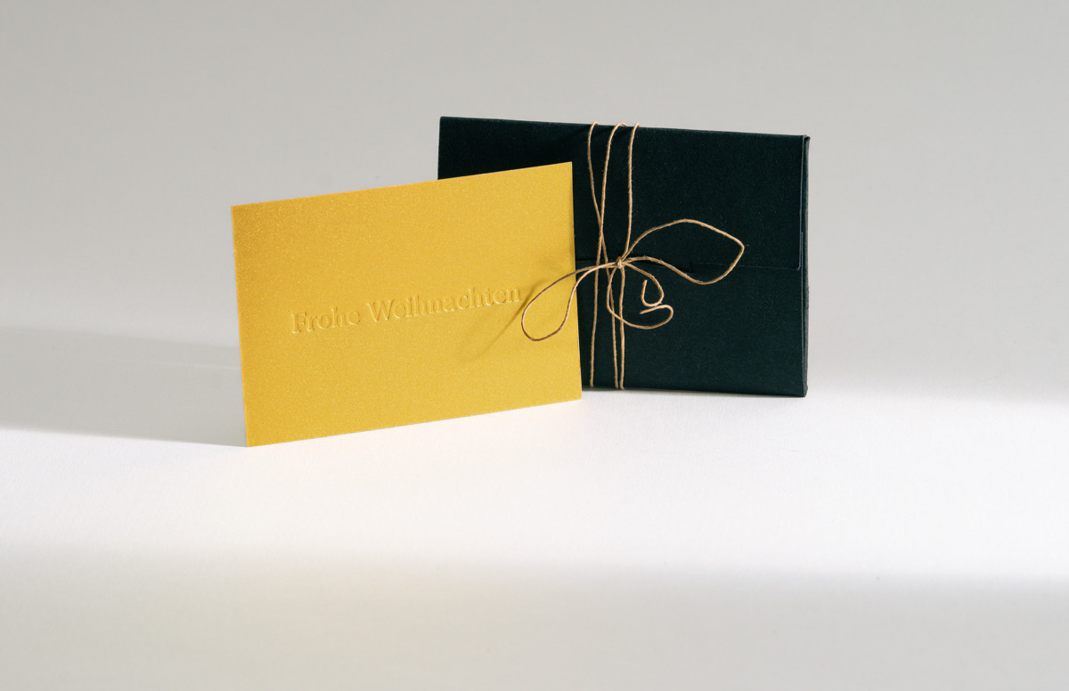 Set aus 10 exquisiten Weihnachtskarten im A7-Format mit geprägten goldenen Designs.