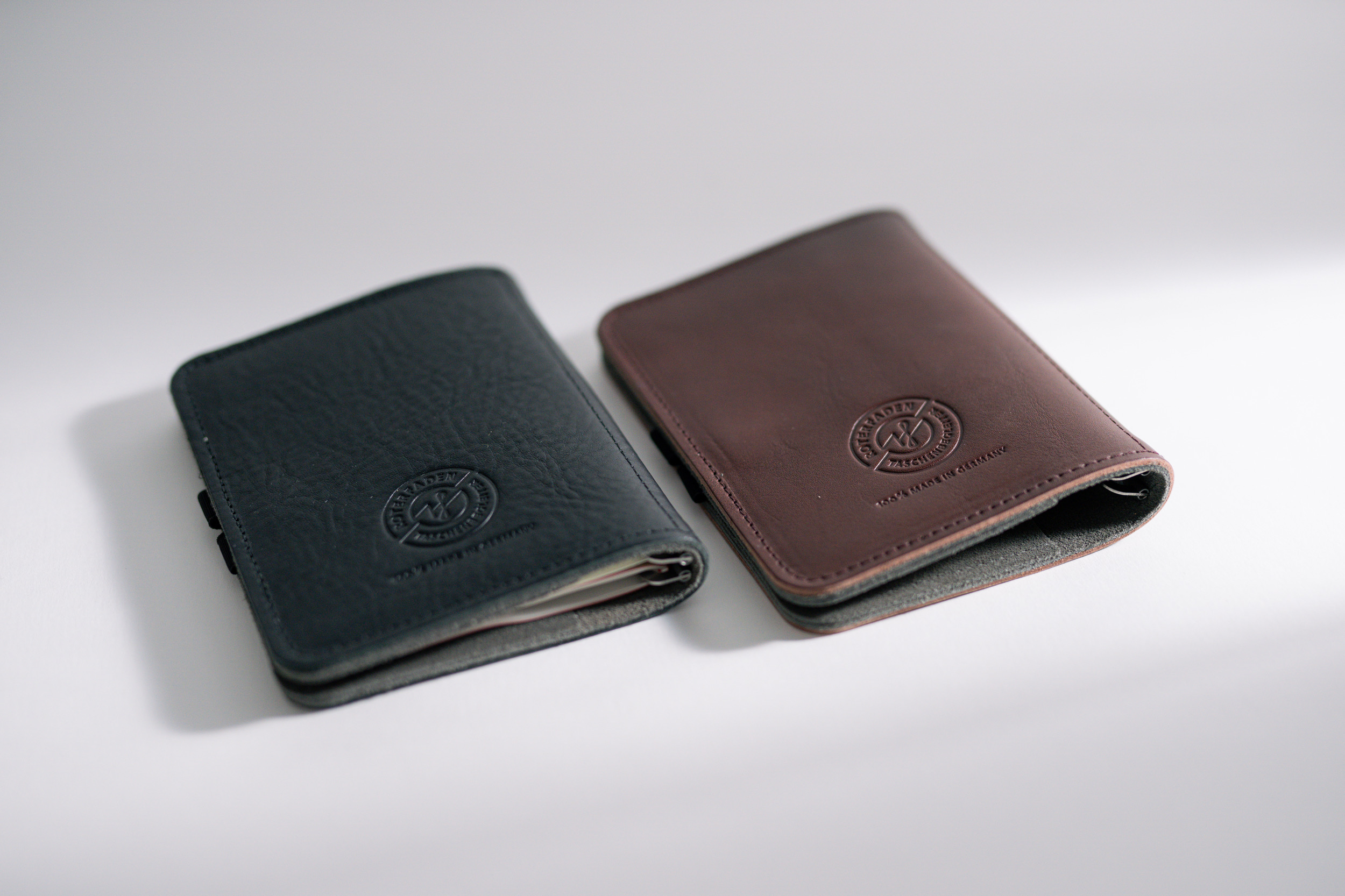 Roterfaden Taschenbegleiter WK_12 – Schlanker Organiser aus chromfreiem Glattleder in schwarz und dunklem braun.