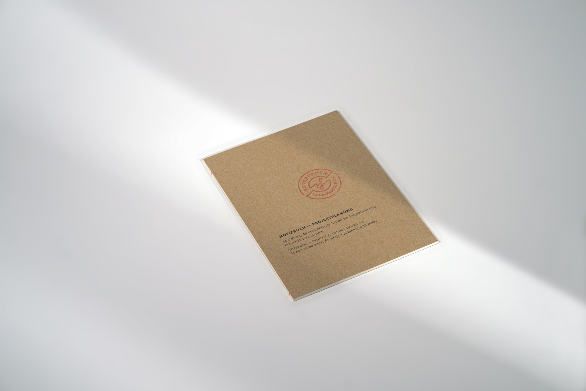 Hochwertiges Fadengeheftetes Notizbuch zur Projektplanung in A5 mit nummerierten Seiten, Zeitleiste auf jeder Doppelseite und festem Einband aus Recyclingkarton.