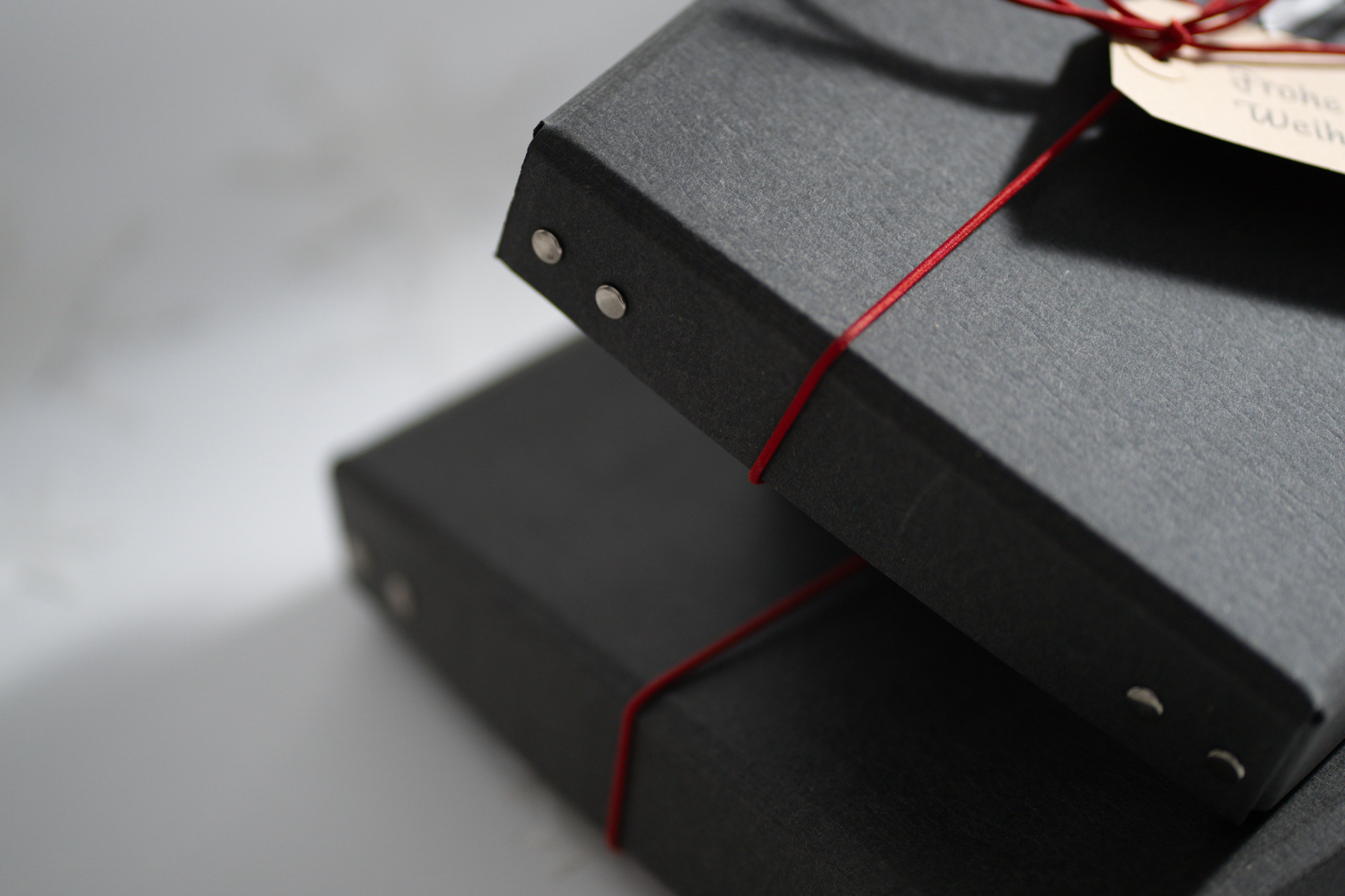 Langlebige Geschenkverpackung: Schwarze Archivbox mit hochwertigem Elastikband. Perfekt für ROTERFADEN Hefte, Fotos, Belege und mehr.