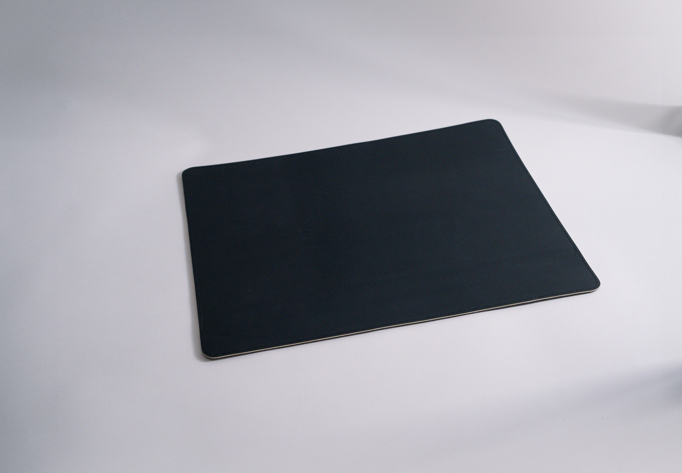 Angenehme Schreibunterlage aus neuem oder gebrauchtem Drucktuch, einem Recyclingmaterial aus Baumwolle und Kautschuk. Rückseite aus dunkelgrauem, pflanzlichem Filz. 