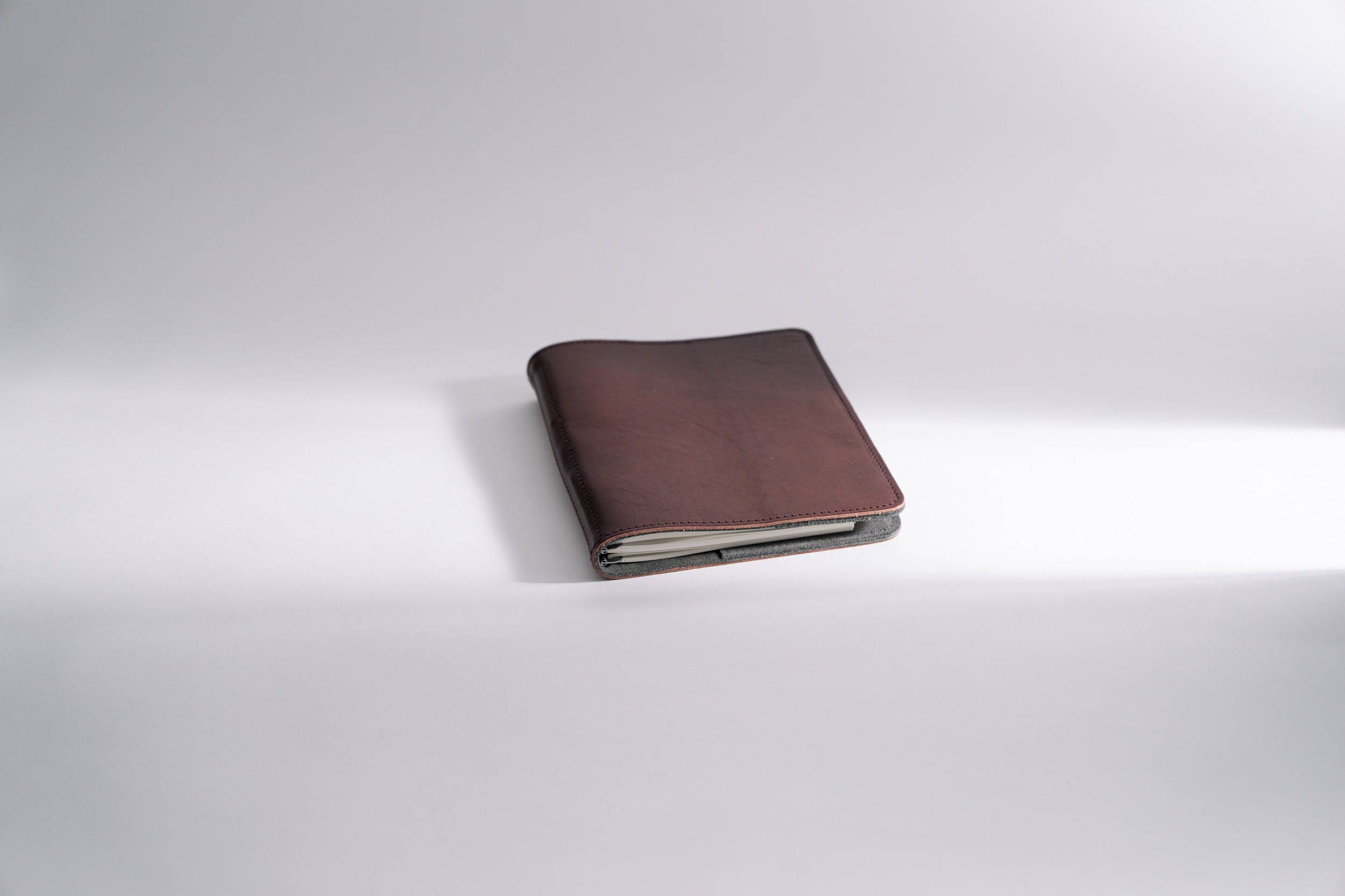 Roterfaden Taschenbegleiter WK_12 – Schlanker Organiser aus chromfreiem Glattleder in schwarz und dunklem braun.