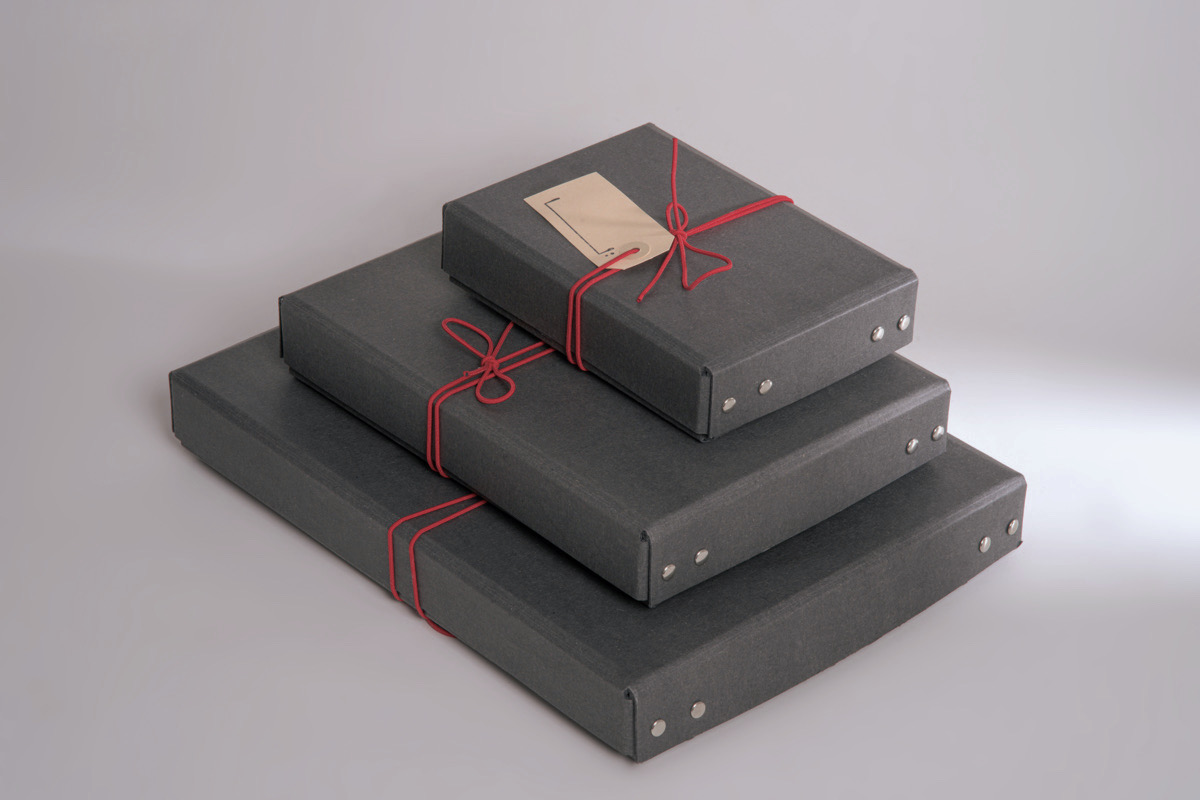 Durable Gift Packaging: Black archival box with high-quality elastic band. Perfect for ROTERFADEN notebooks, photos, receipts, and more.