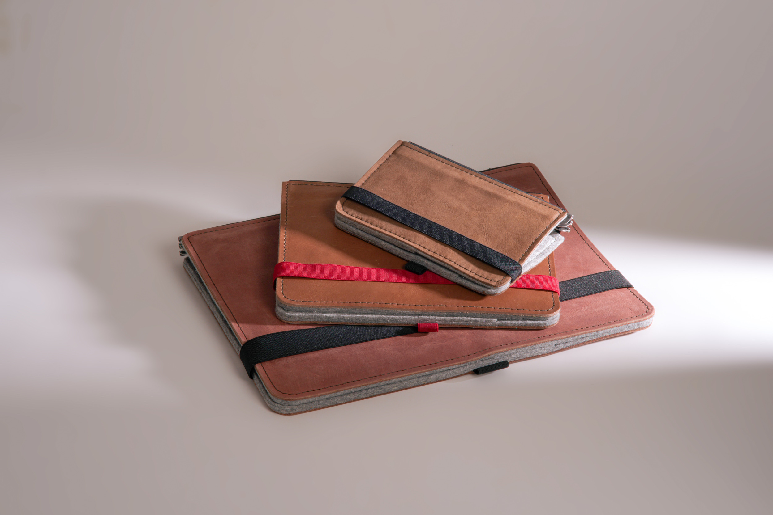 Roterfaden Taschenbegleiter BS_20 mit chromfreiem Glattleder, Merino Wollfilz und vielseitigen Innentaschen für perfekte Organisation.