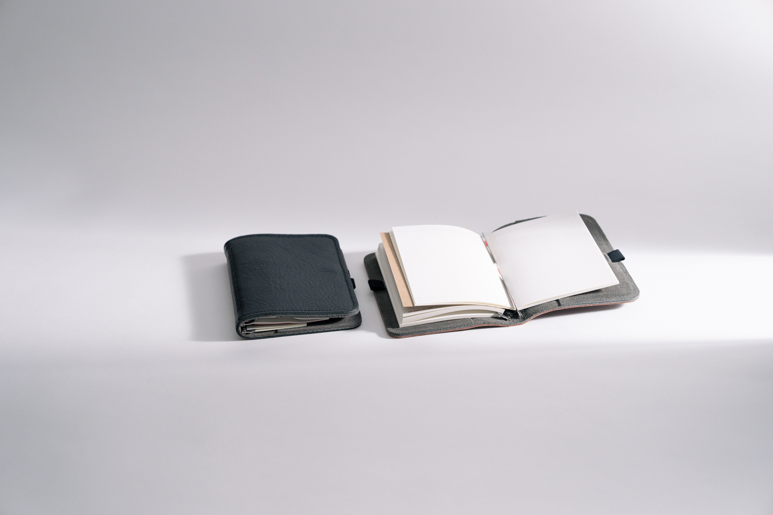 Roterfaden Taschenbegleiter WK_12 – Schlanker Organiser aus chromfreiem Glattleder in schwarz und dunklem braun.