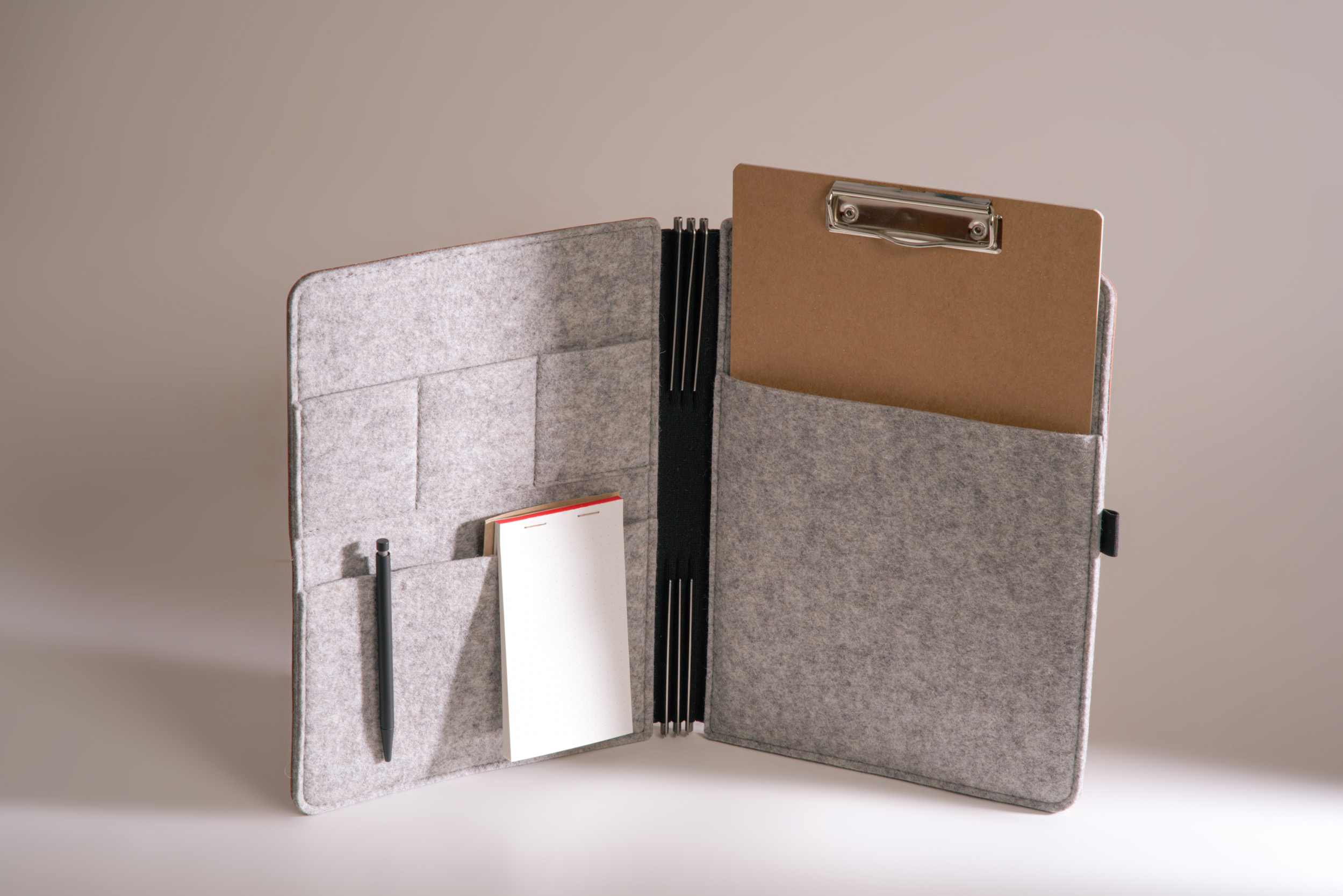 Roterfaden Taschenbegleiter BS_20 mit chromfreiem Glattleder, Merino Wollfilz und vielseitigen Innentaschen für perfekte Organisation.