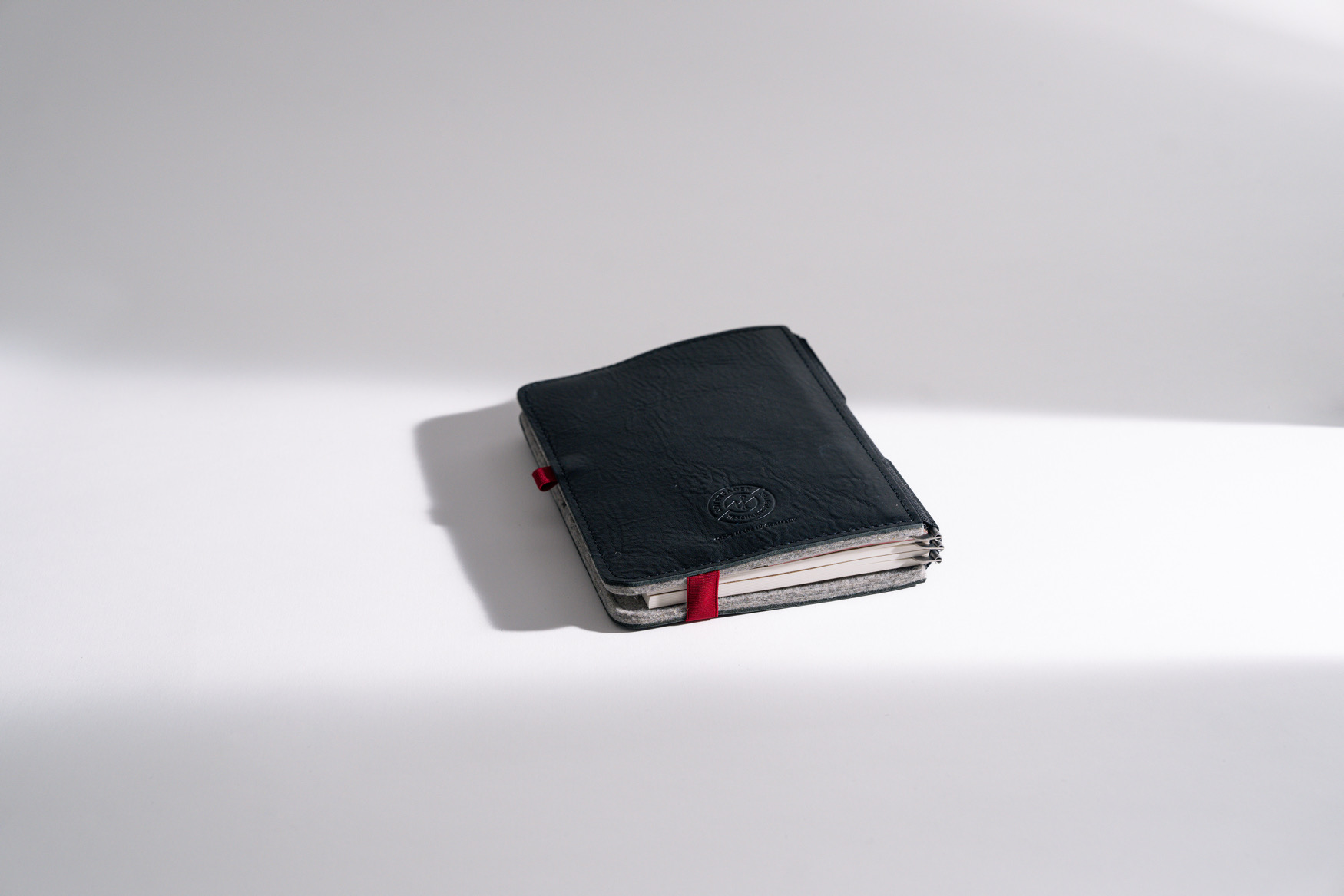 ROTERFADEN Taschenbegleiter LTD_022 in M-Format aus nachhaltigem Rindleder und Merinowollfilz. Vielseitig mit 3 Klammerpaaren für Hefte und Tablets.