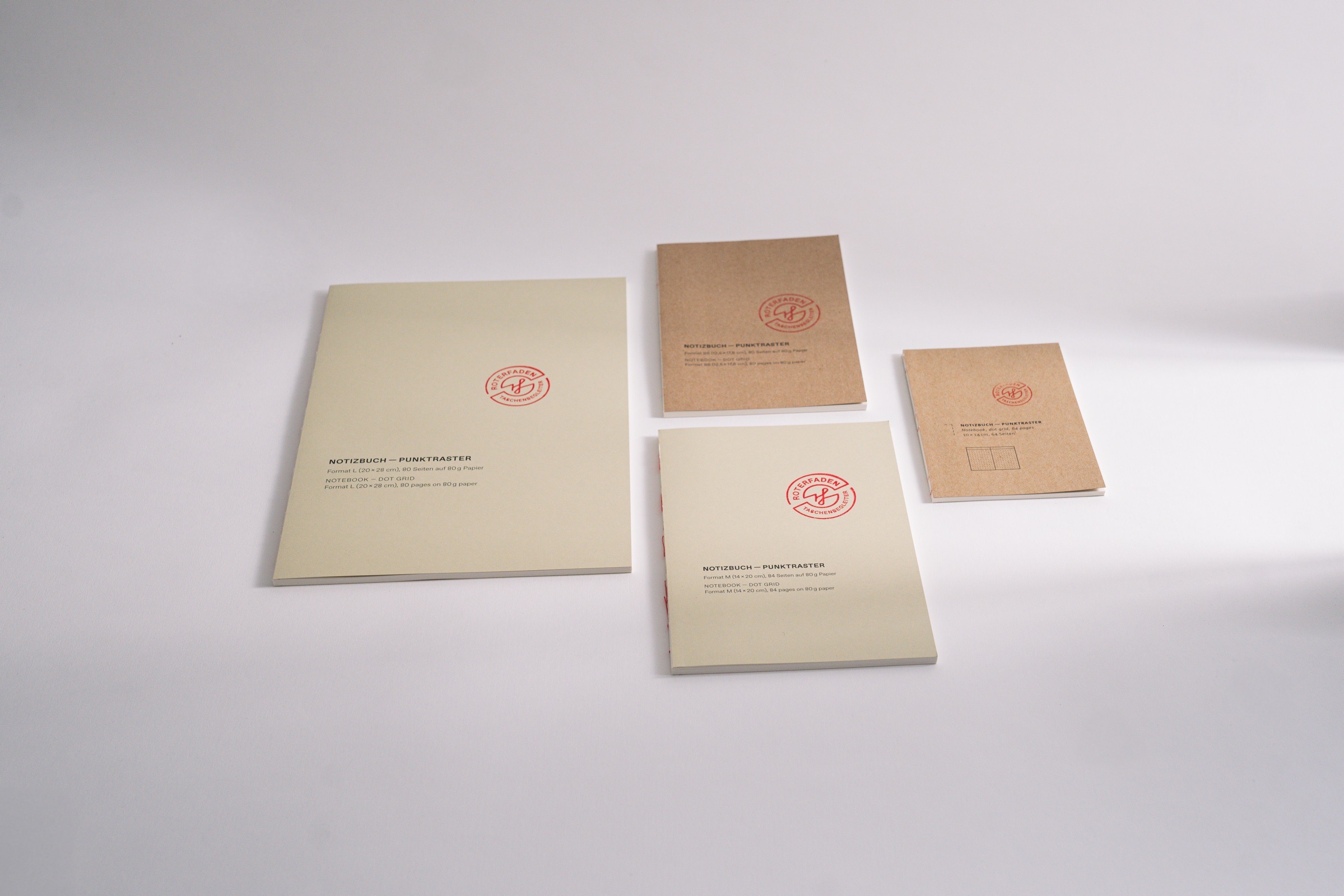 Fadengeheftetes Notizbuch mit festem Recyclingkarton-Einband, erhältlich in verschiedenen Größen, Punktraster und Blanko. Naturweißes Papier.