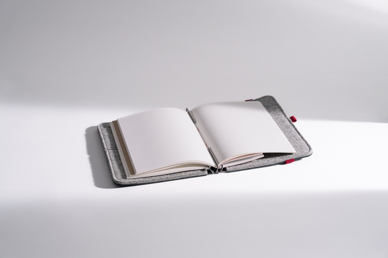 Fadengeheftetes Notizbuch mit festem Recyclingkarton-Einband, erhältlich in verschiedenen Größen, Punktraster und Blanko. Naturweißes Papier.