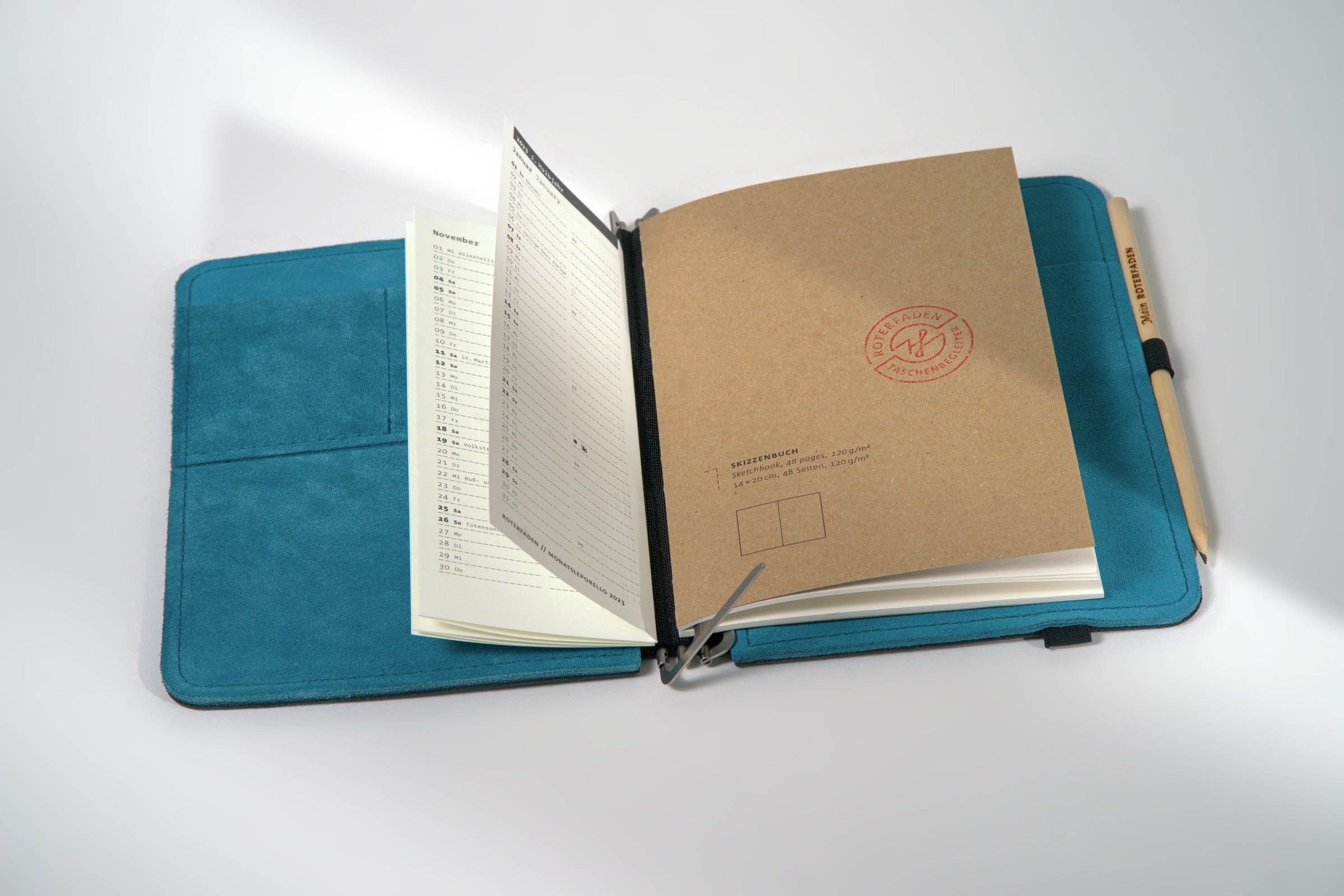 Thread-bound sketchbook in A5 size with 48 pages of natural white, 120gsm drawing paper and sturdy cover made from recycled cardboard. Lies flat when open.