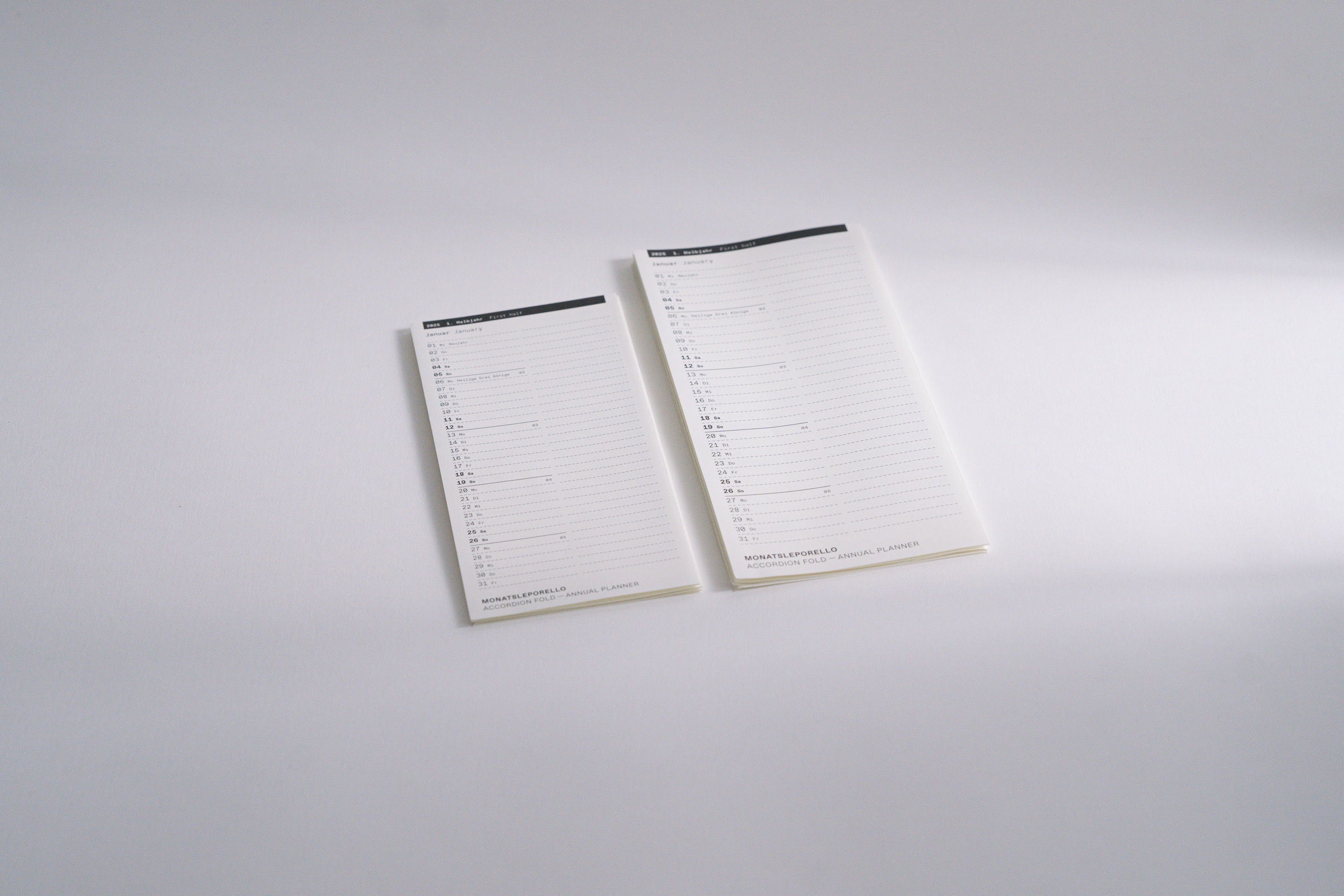 Roterfaden Zick-zack-gefalzte Jahresübersicht von Januar bis Juni auf der Vorderseite und von Juli bis Dezember auf der Rückseite. 