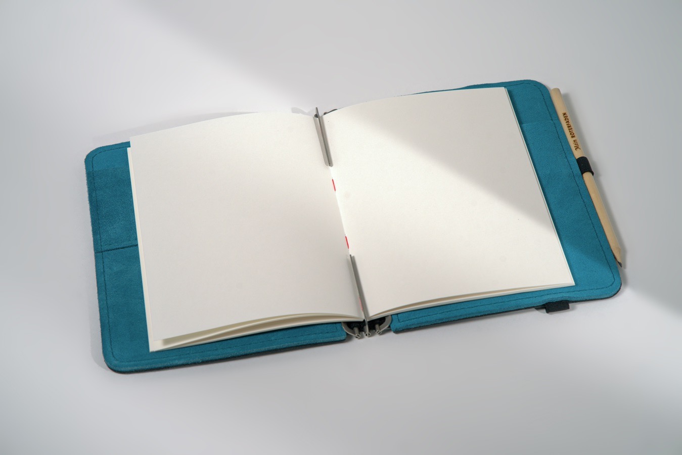 Fadengeheftetes Notizbuch mit festem Recyclingkarton-Einband, erhältlich in verschiedenen Größen, Punktraster und Blanko. Naturweißes Papier.