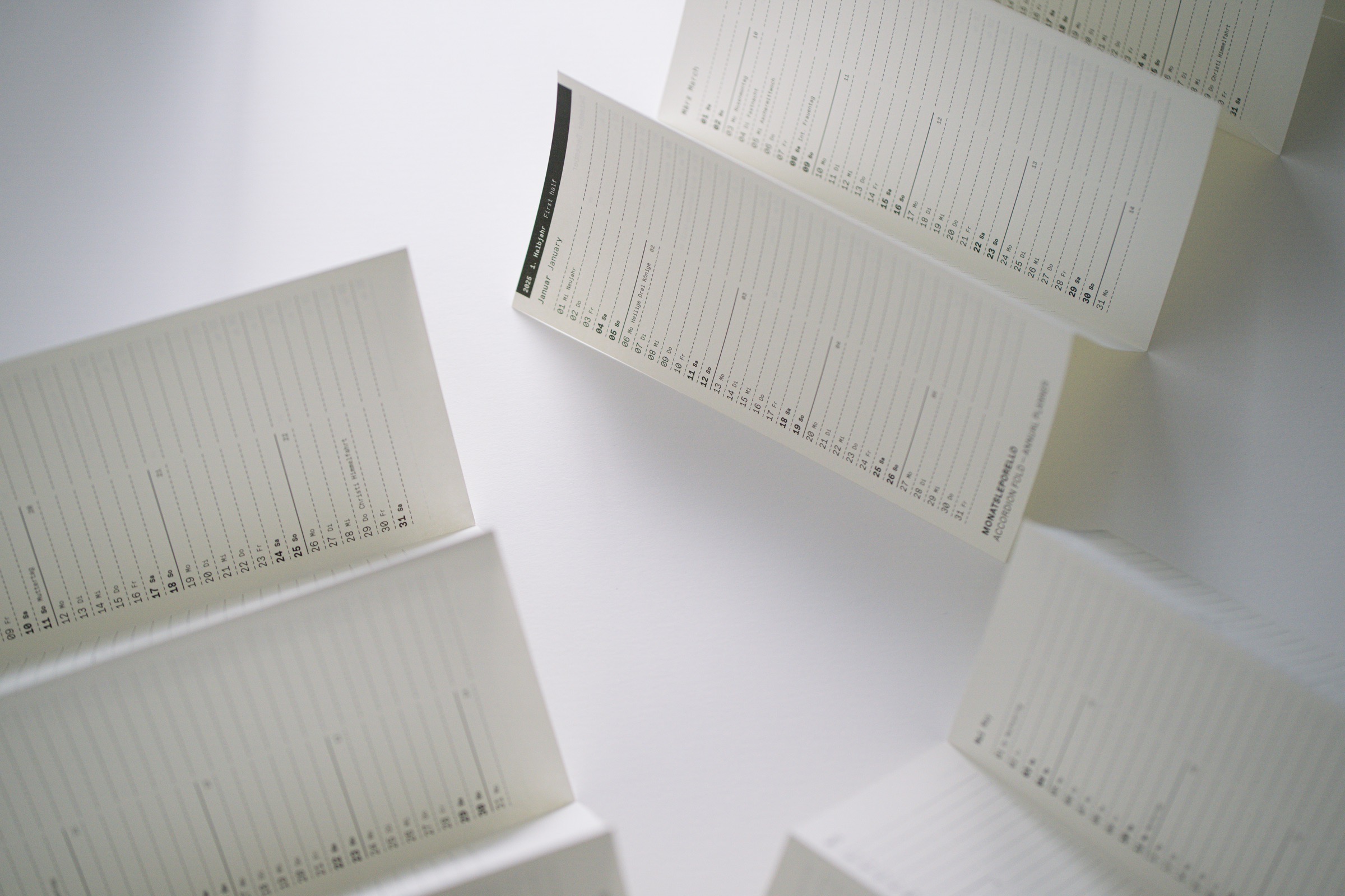 Roterfaden Zick-zack-gefalzte Jahresübersicht von Januar bis Juni auf der Vorderseite und von Juli bis Dezember auf der Rückseite. 