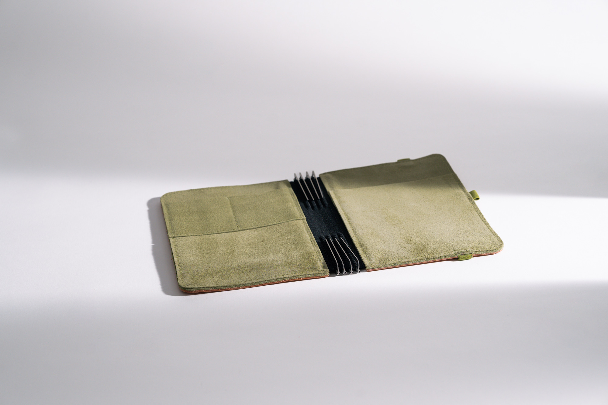 Klassischer Taschenbegleiter aus starkem vegetabilem Rindleder, mit chromfreiem Veloursleder innen. Elastisches Verschlussband und Stiftschlaufe inklusive. Genügend Innentaschen für Visitenkarten, Smartphone oder Tablet. In Größe M (A5) erhältlich.