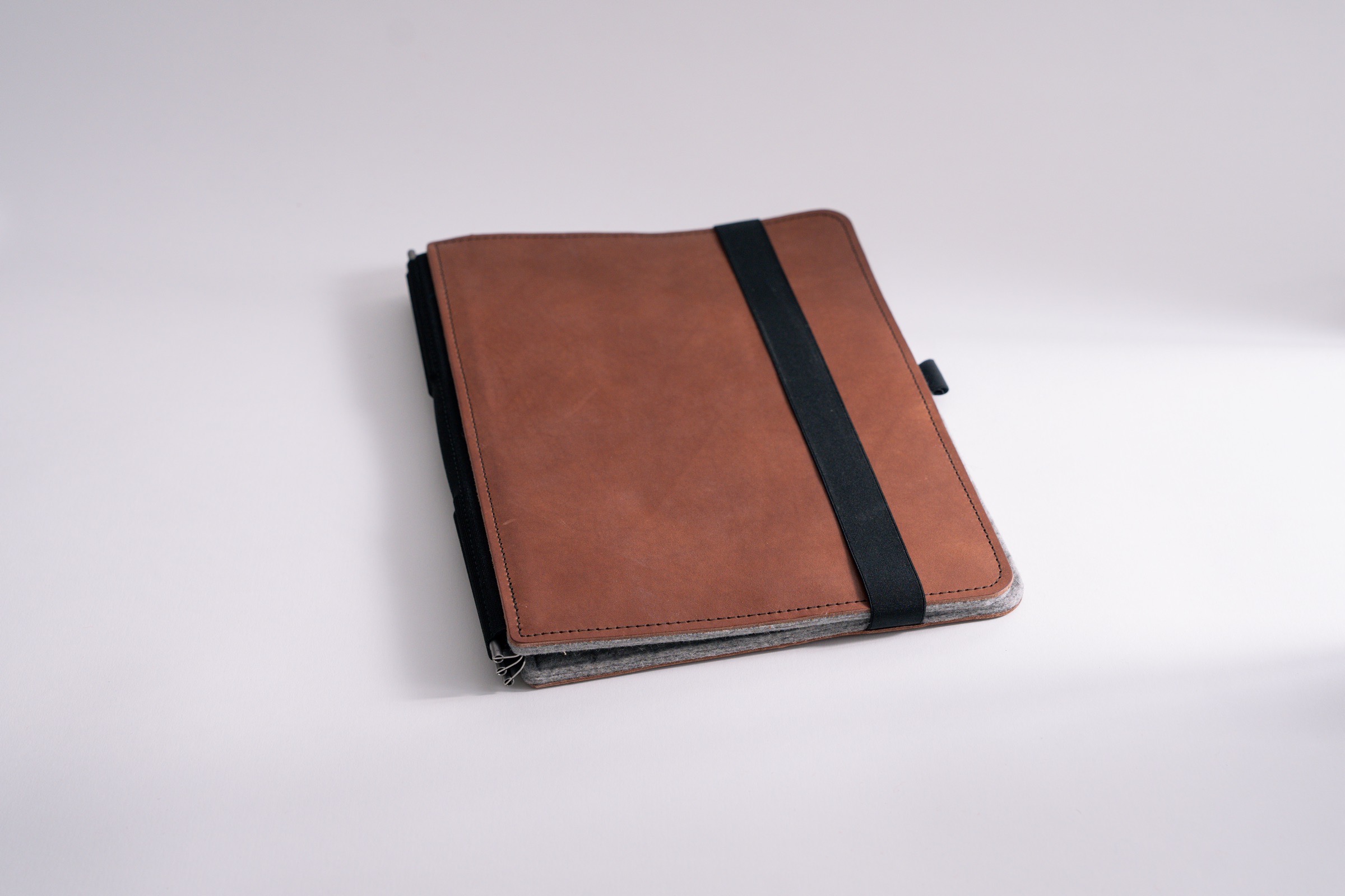 Roterfaden Taschenbegleiter BS_20 mit chromfreiem Glattleder, Merino Wollfilz und vielseitigen Innentaschen für perfekte Organisation.