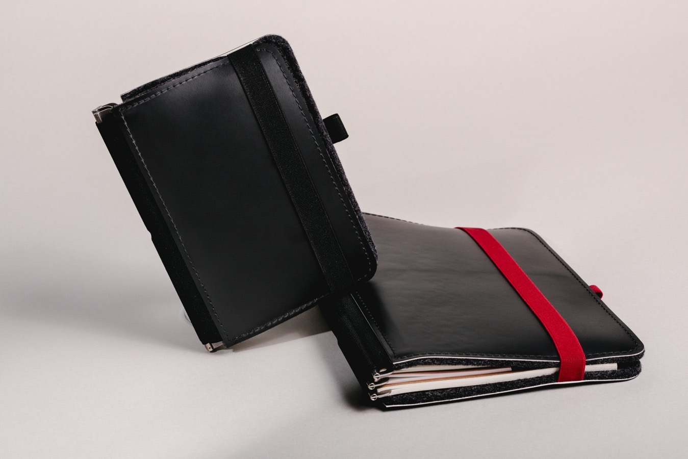  V_19 Taschenbegleiter mit rotem Verschlussband - Langlebig und vielseitig.