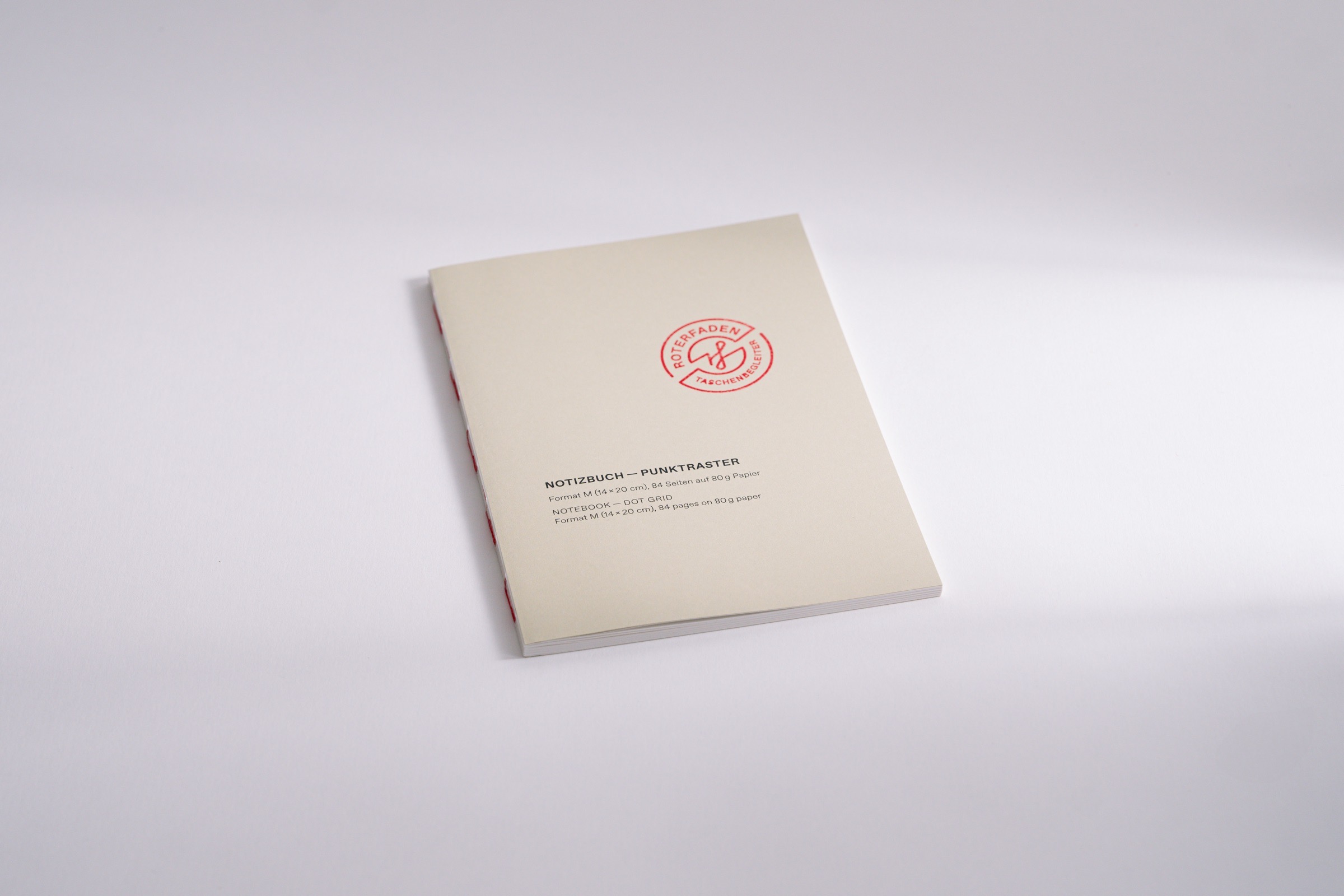 Fadengeheftetes Notizbuch mit festem Recyclingkarton-Einband, erhältlich in verschiedenen Größen, Punktraster und Blanko. Naturweißes Papier.