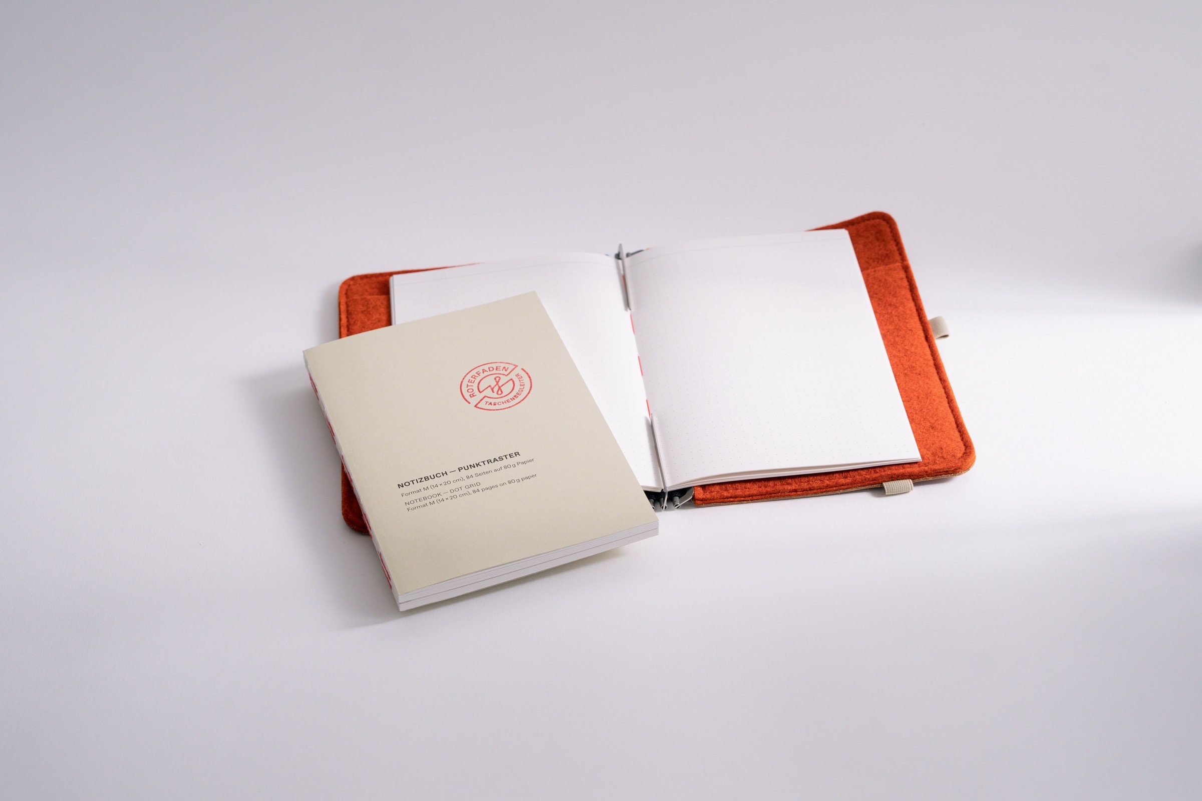 Fadengeheftetes Notizbuch mit festem Recyclingkarton-Einband, erhältlich in verschiedenen Größen, Punktraster und Blanko. Naturweißes Papier.