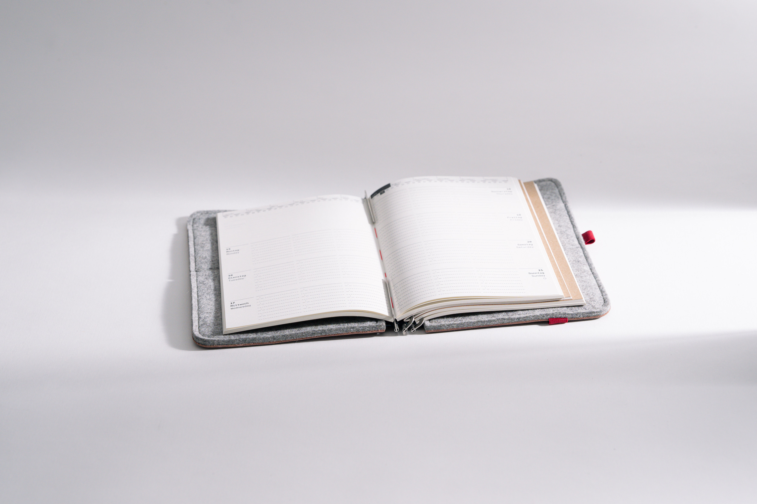 Roterfaden Taschenbegleiter BS_20 mit chromfreiem Glattleder, Merino Wollfilz und vielseitigen Innentaschen für perfekte Organisation.