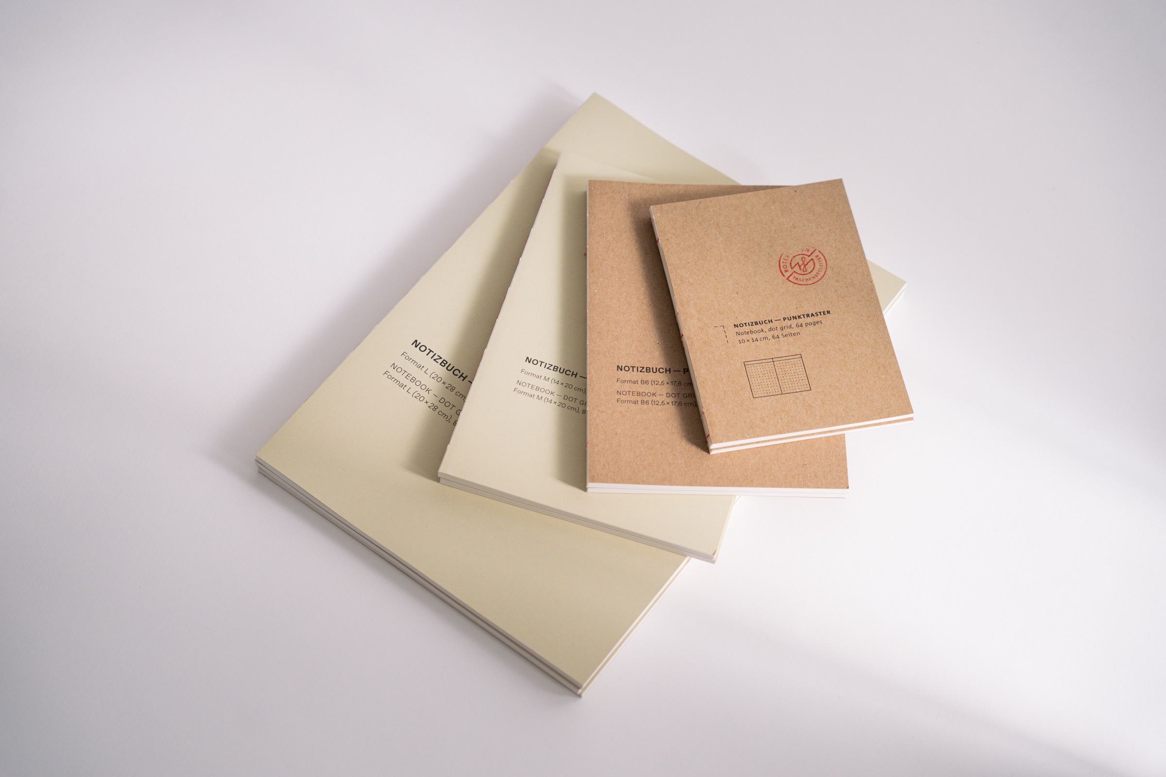 Fadengeheftetes Notizbuch mit festem Recyclingkarton-Einband, erhältlich in verschiedenen Größen, Punktraster und Blanko. Naturweißes Papier.