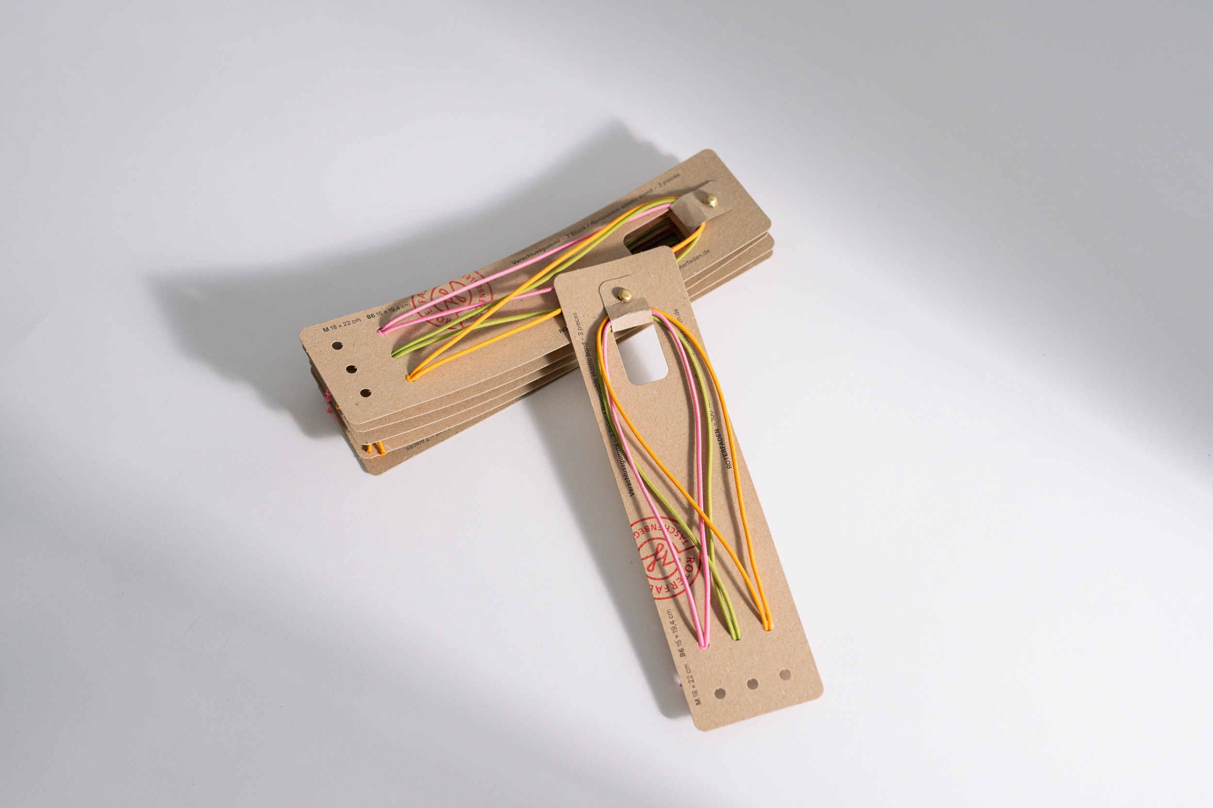 Dreifarbiges Set Verschlussgummis für TASCHENBEGLEITER SO_20, SO_22 und SO_23: Passend für Formate B6 und A5.